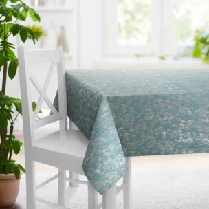 Obrus na wymiar niebiesko złocisty z grubej, welwetowej tkaniny z roślinnym wzorem, zdobiona delikatnie połyskującym nadrukiem