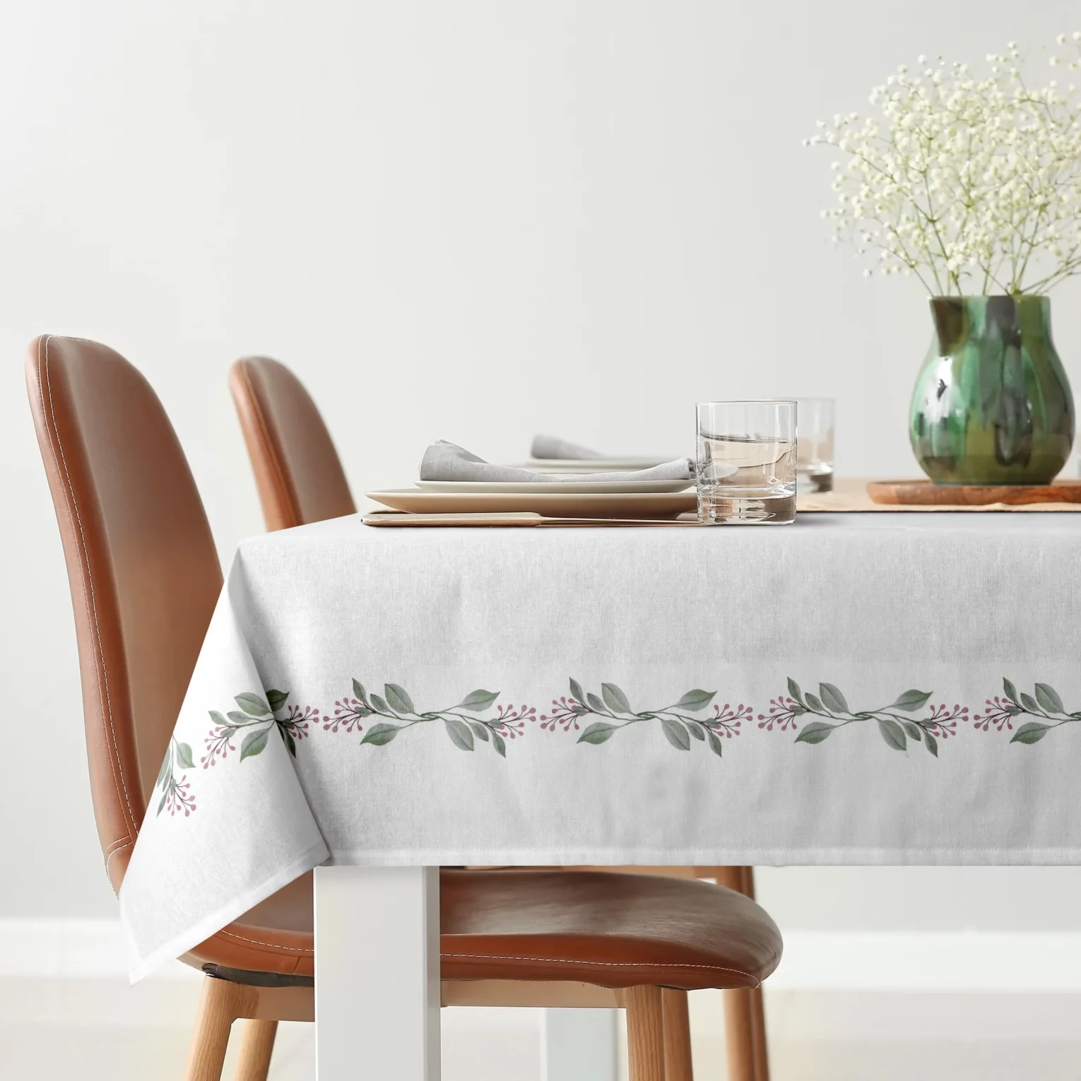 Obrus na stół plamoodporny 140x220 cm biało, zielony z motywem roślinnym - LILY
