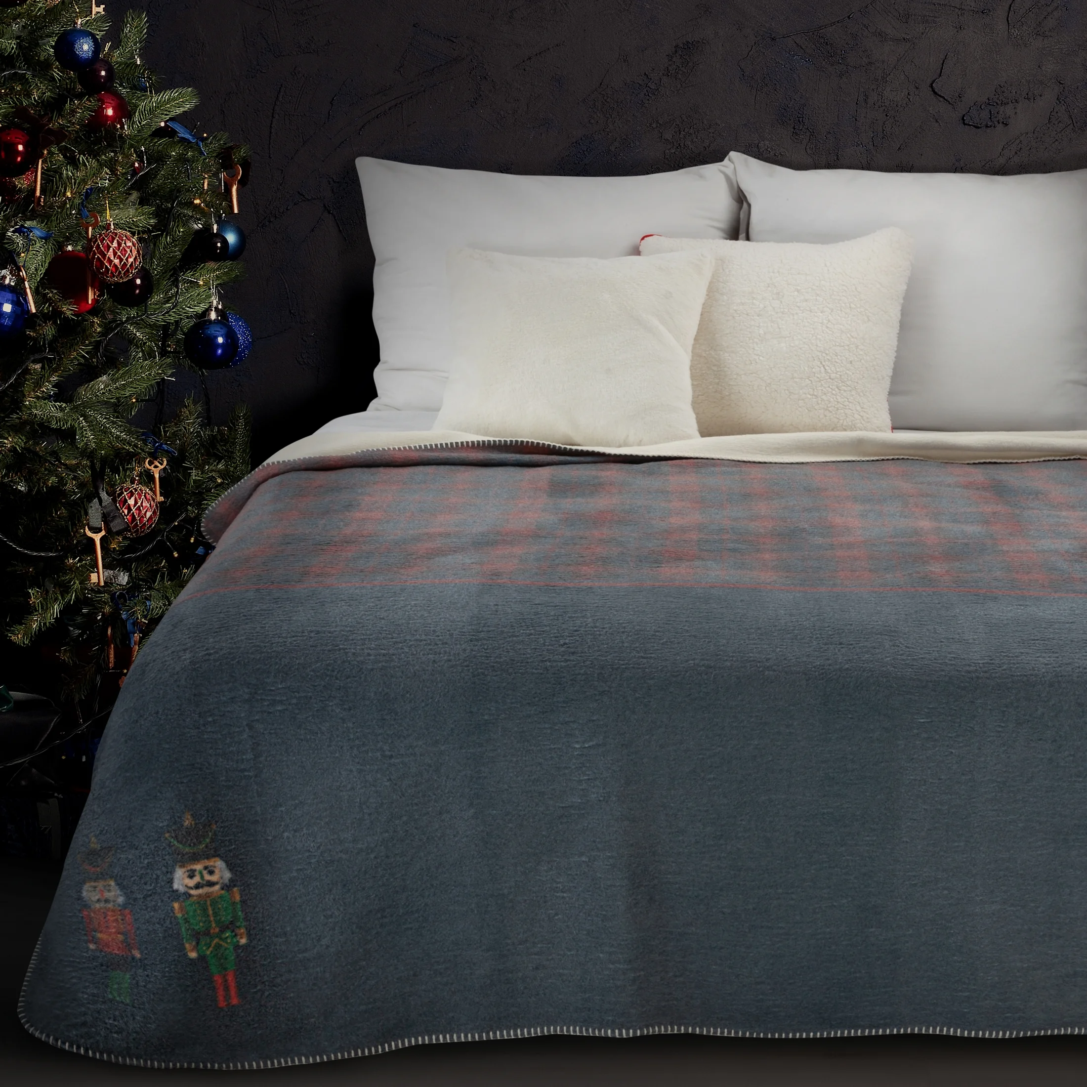 Koc bawełniano, akrylowy 200x220 cm granatowo, bordowy z motywem kraty i dziadka do orzechów PETER | eurofirany