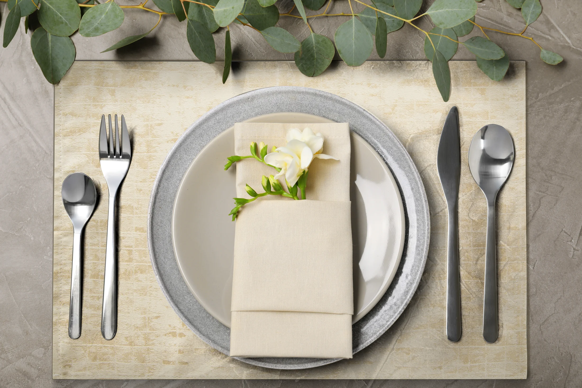 Komplet serwet 4 szt beżowe 30x40 cm żakardowych ALINA z subtelnym delikatnym wzorem przecierki