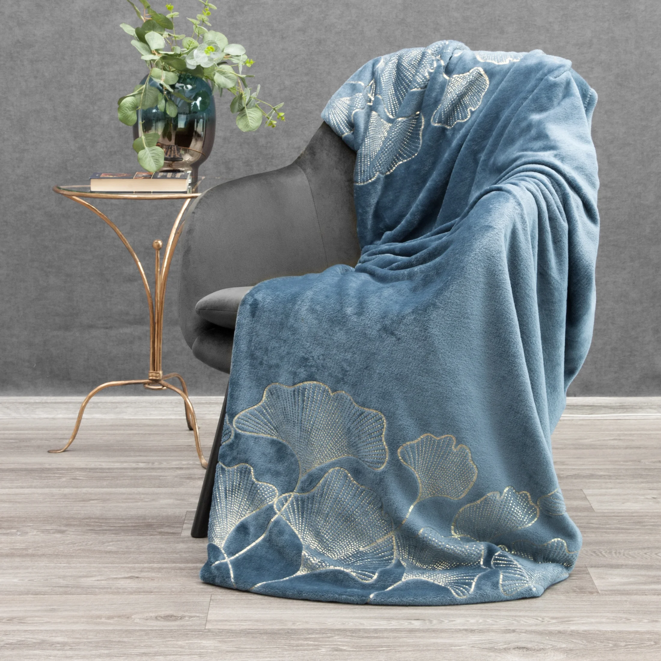 Koc flano 150x200 cm niebieski z błyszczącym nadrukiem z motywem liści miłorzębu GINKO | eurofirany