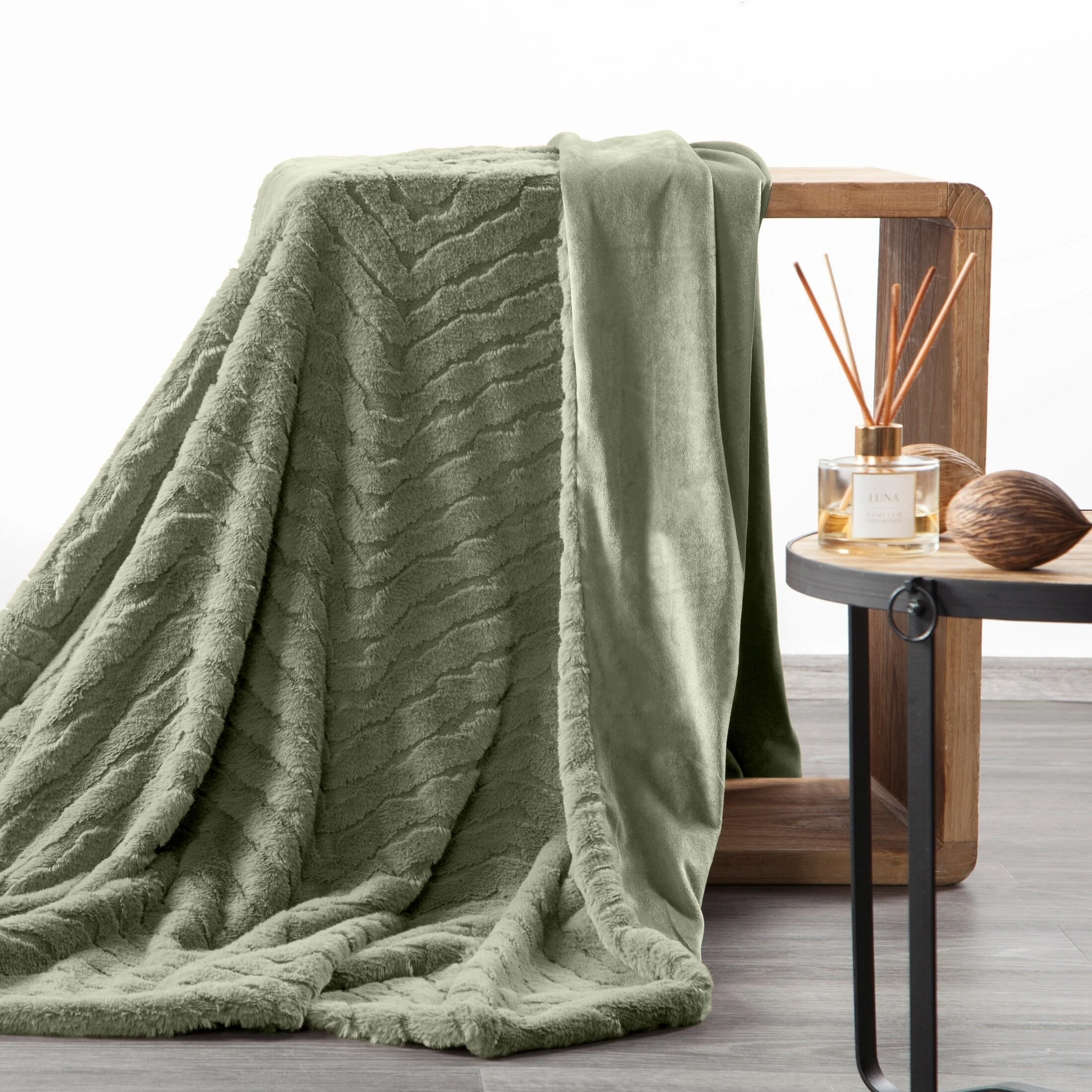 Koc 150x200 cm oliwkowy, z miękkiej tkaniny futerkowej z efektem 3D KATE | eurofirany