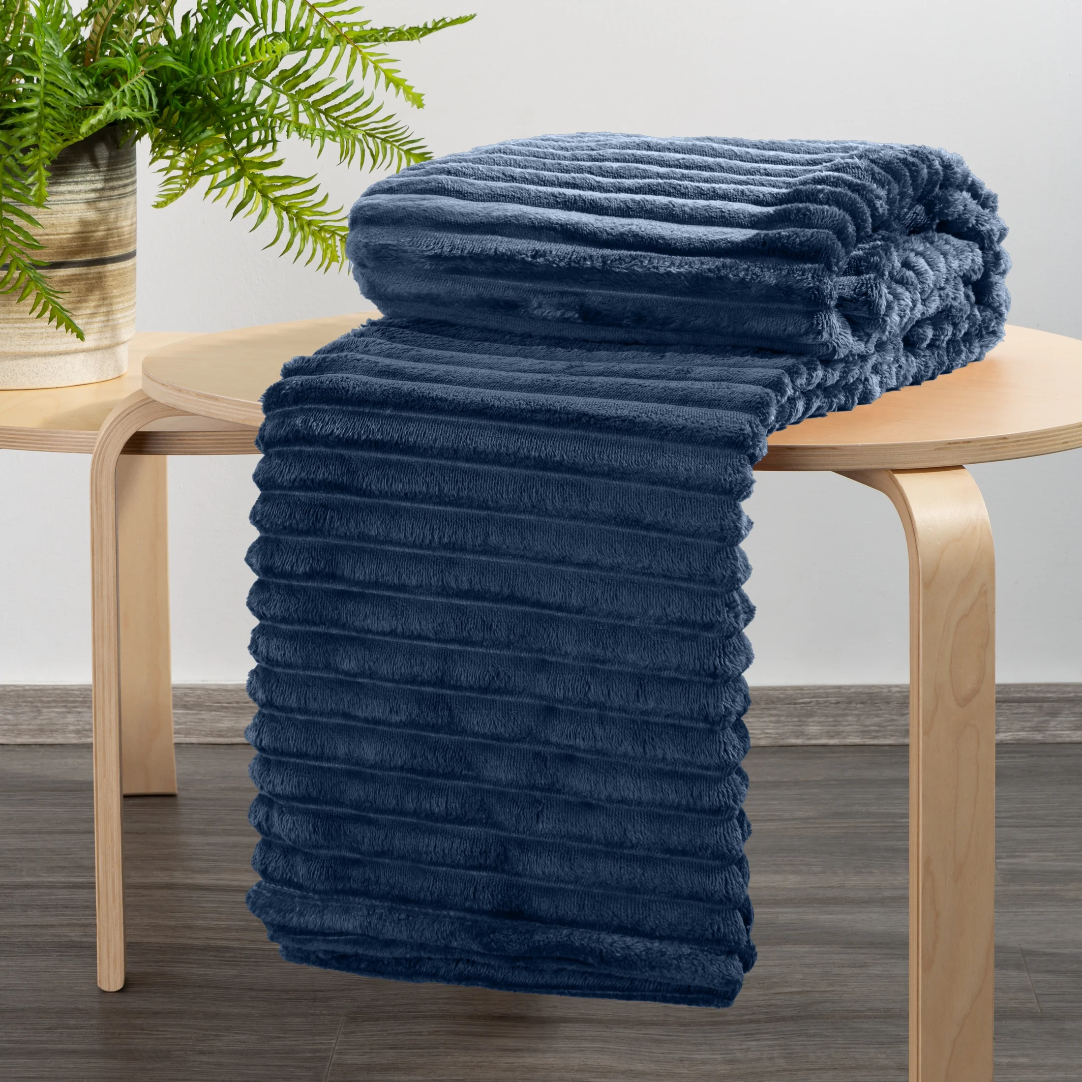 Koc flano 150x200 cm granatowy zdobiony wytłaczanym wzorem z efektem 3D SOFT Design 91 | eurofirany