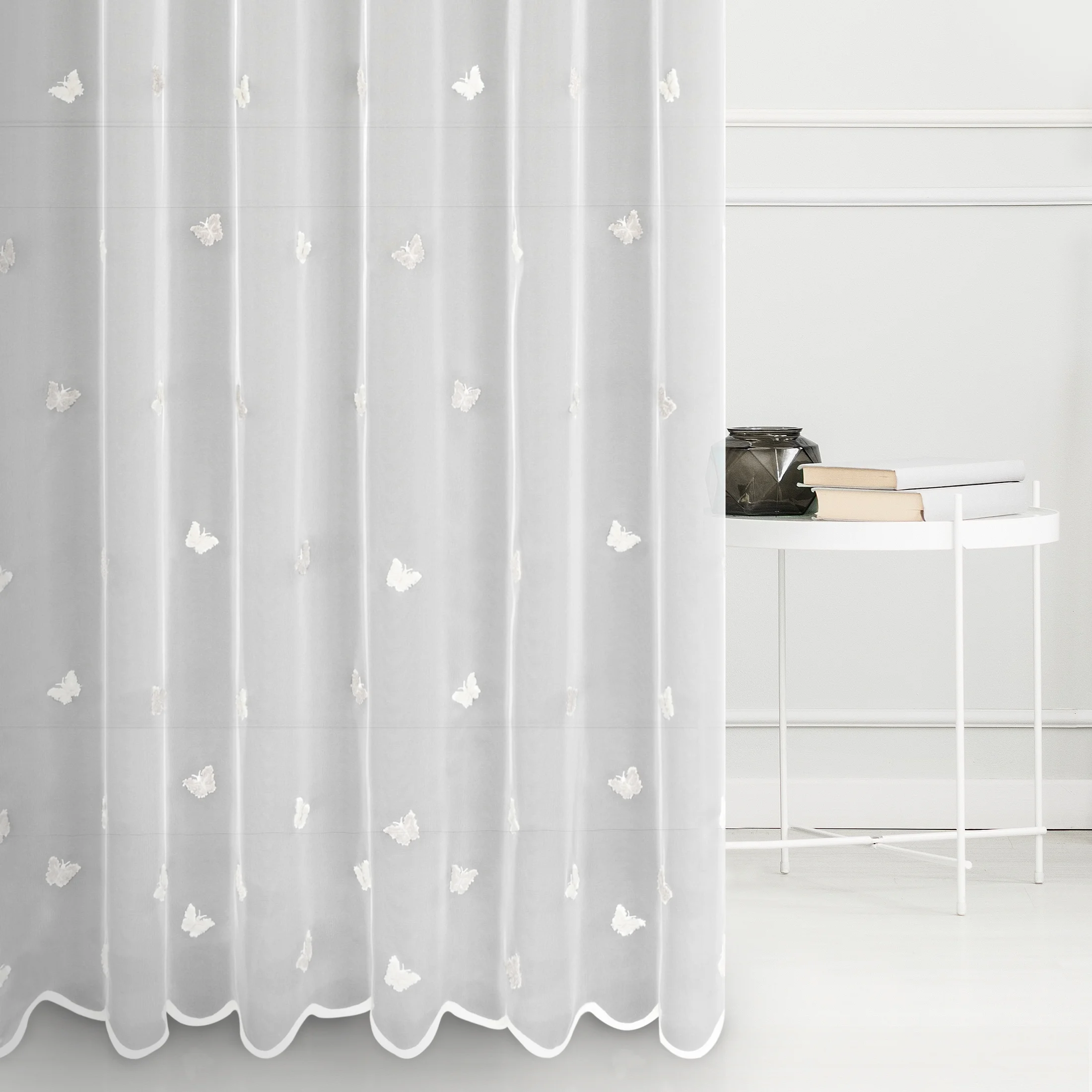 Tkanina firanowa delikatna, miękka siateczka z aplikacją w postaci motylków