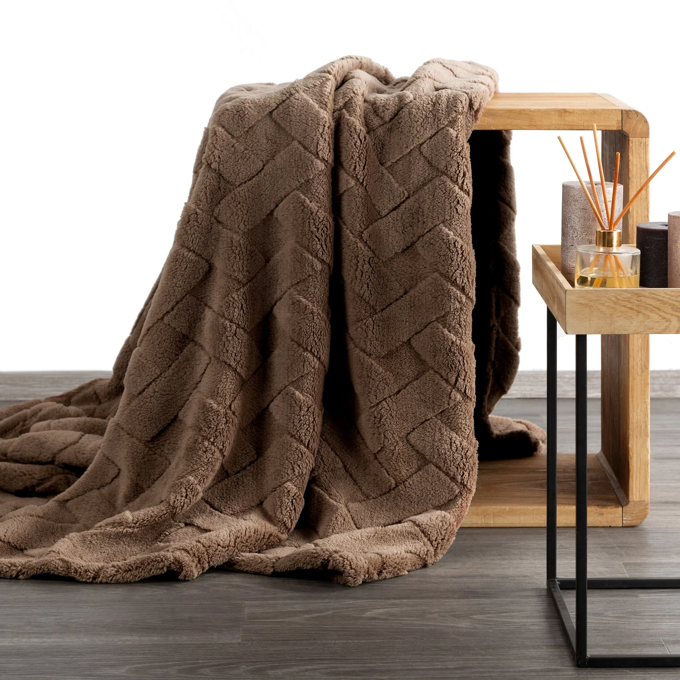 Koc flano 170x210 cm ciemnobrązowy zdobiony wytłaczanym wzorem CARO Design 91 | eurofirany