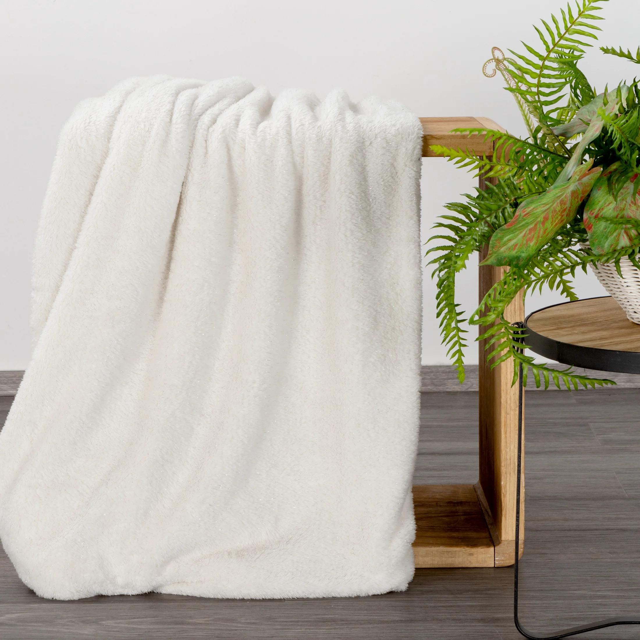 Koc 150x200 cm biało, srebrny z dodatkiem lśniącej nici BLINK Design 91 | eurofirany