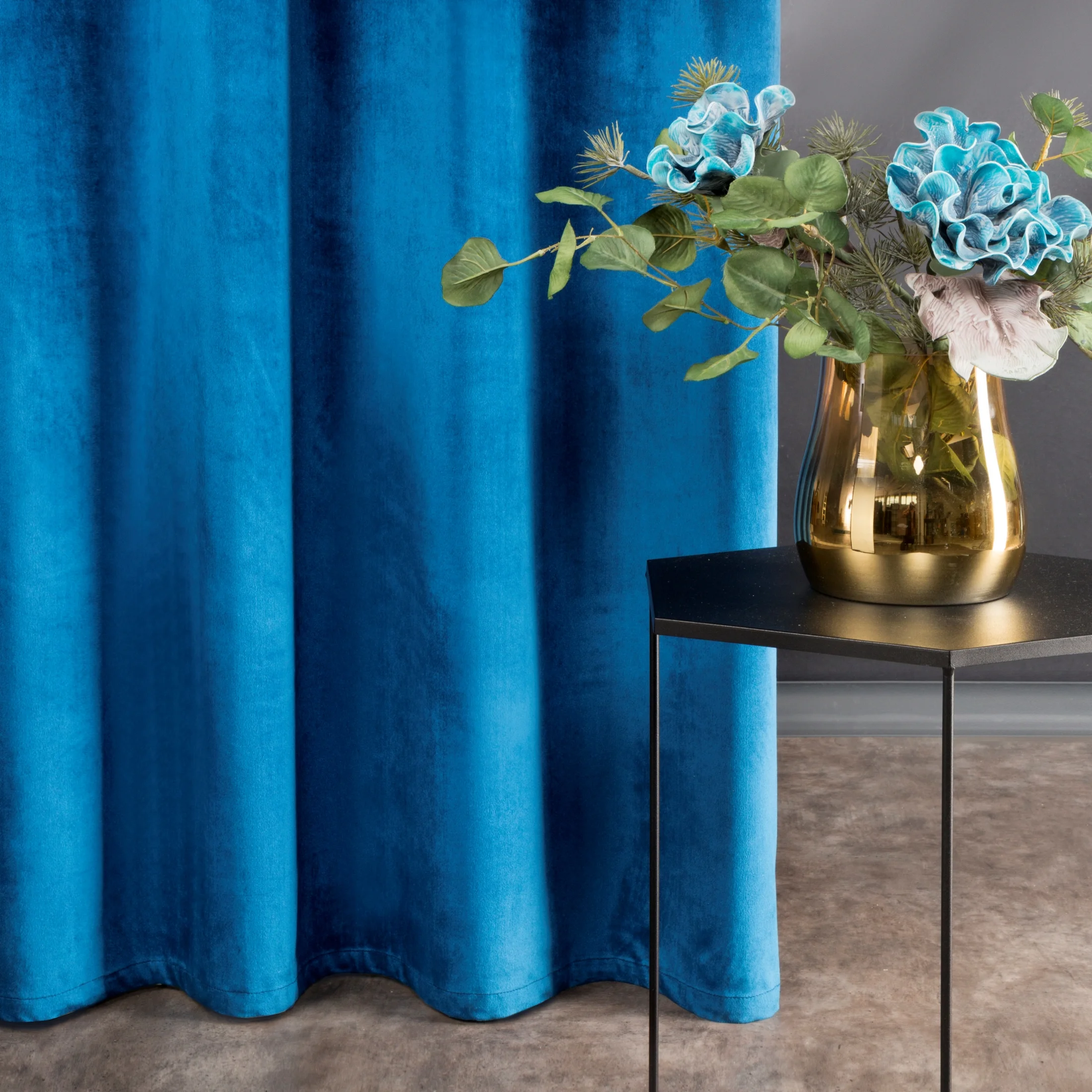 Zasłona granatowa z aksamitnego błyszczącego welwetu 140x250 cm przelotka - LUCCA |