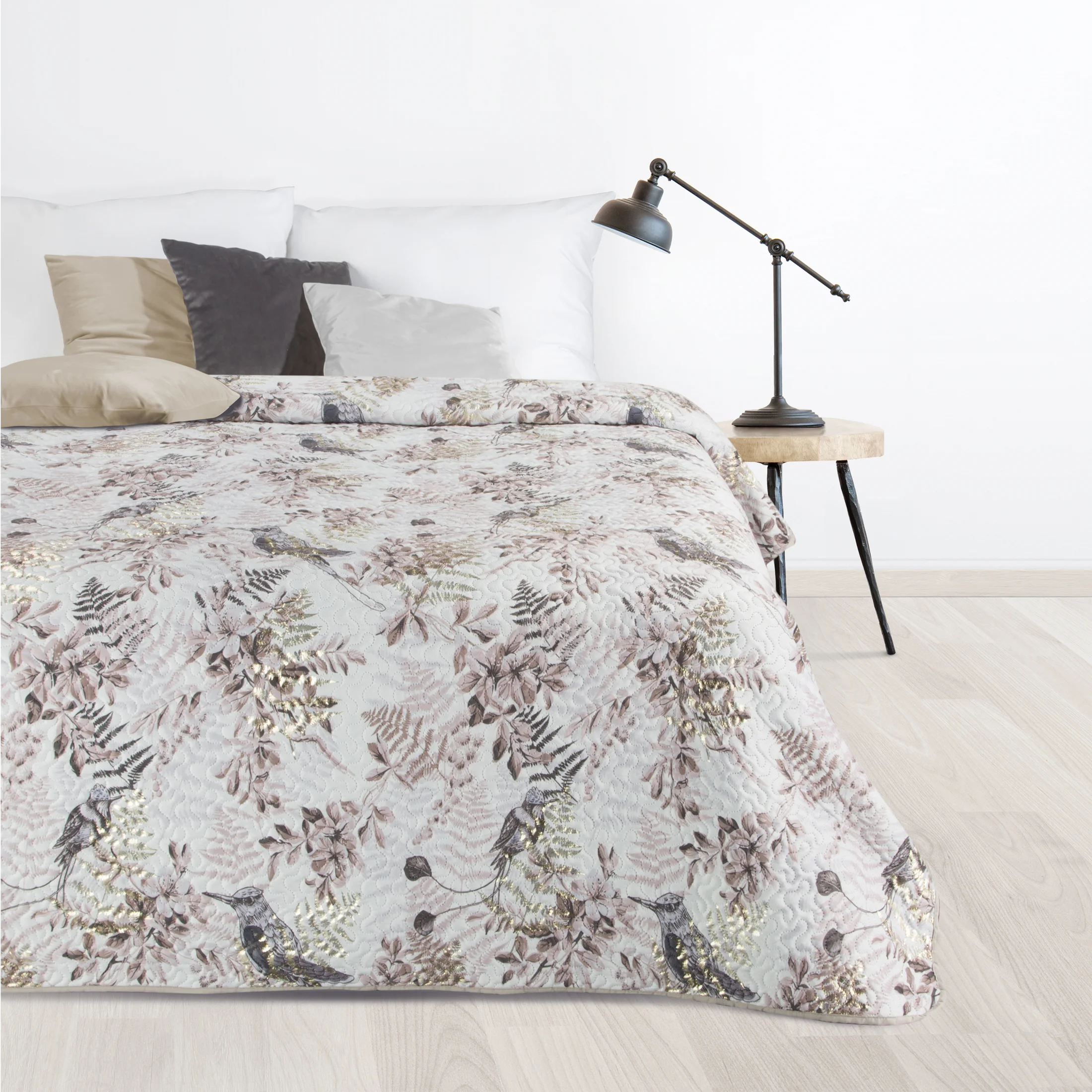 Narzuta biało, beżowa 200x220 cm z nadrukiem z motywem ptaków i gałązek ze złocistymi akcentami POLY Design 91 | eurofirany