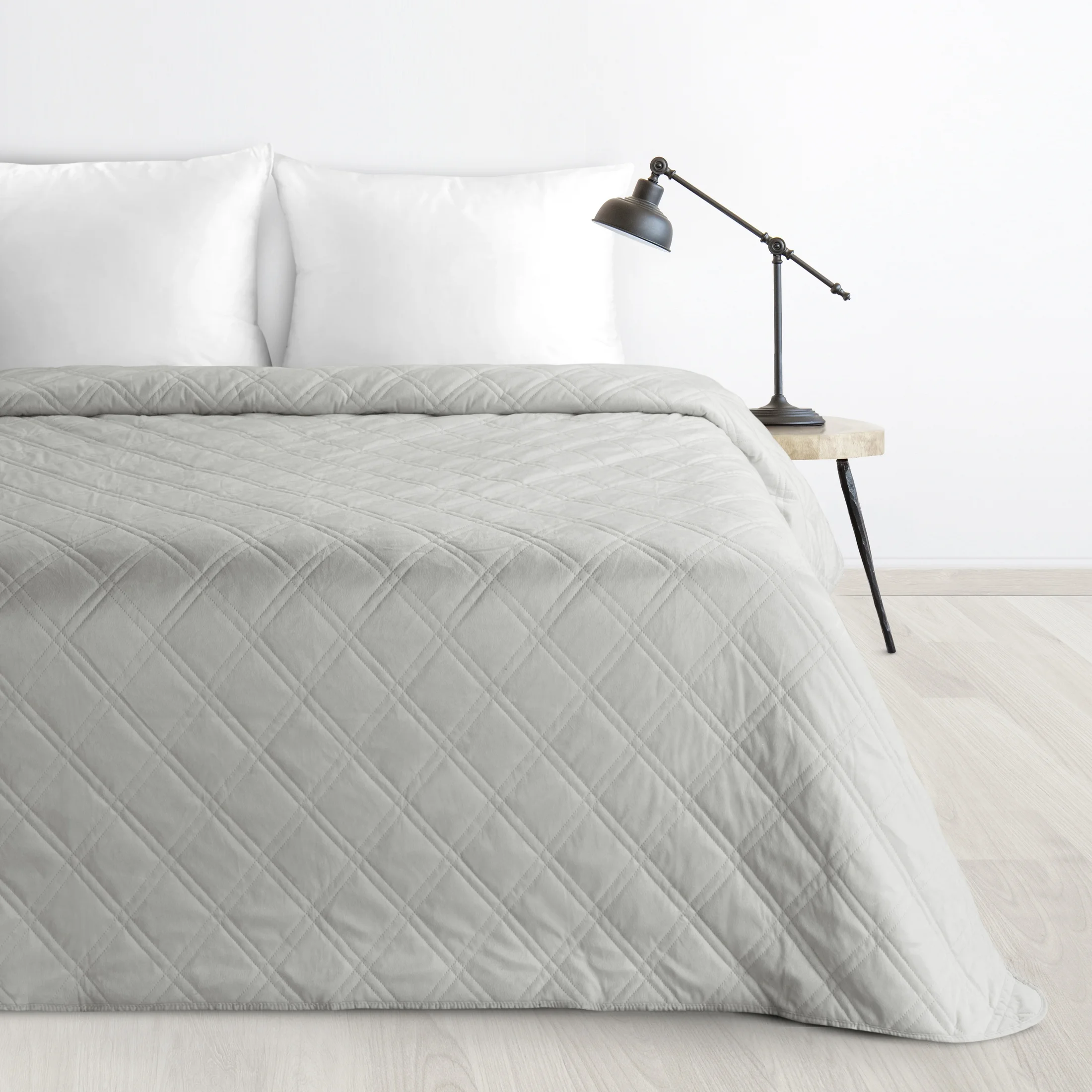 Narzuta welwetowa srebrna 170x210 cm pikowana metodą hot press wzór geometryczny LUIZ 8 Design 91 | eurofirany