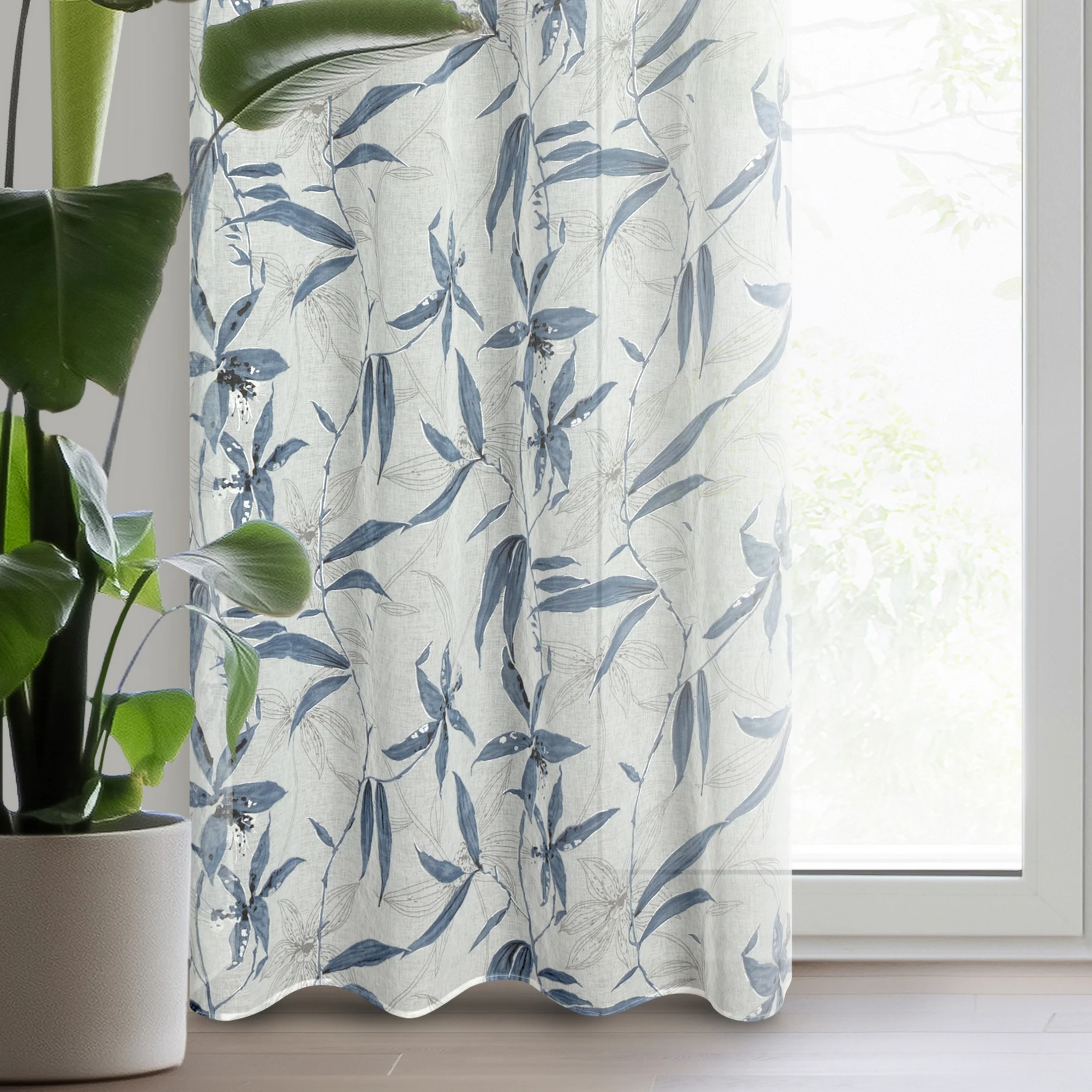 Zasłona naturalno, jasnoniebieska zdobiona nadrukiem kwiatów z etaminy 140x250 cm przelotka - PATI | eurofirany