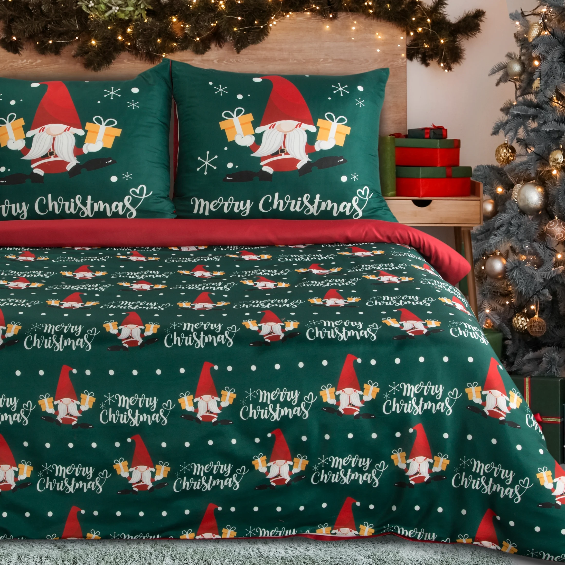 Pościel świąteczna 160x200 cm kolor zielony, czerwony zdobiona uroczym motywem skrzatów GALDOR | eurofirany