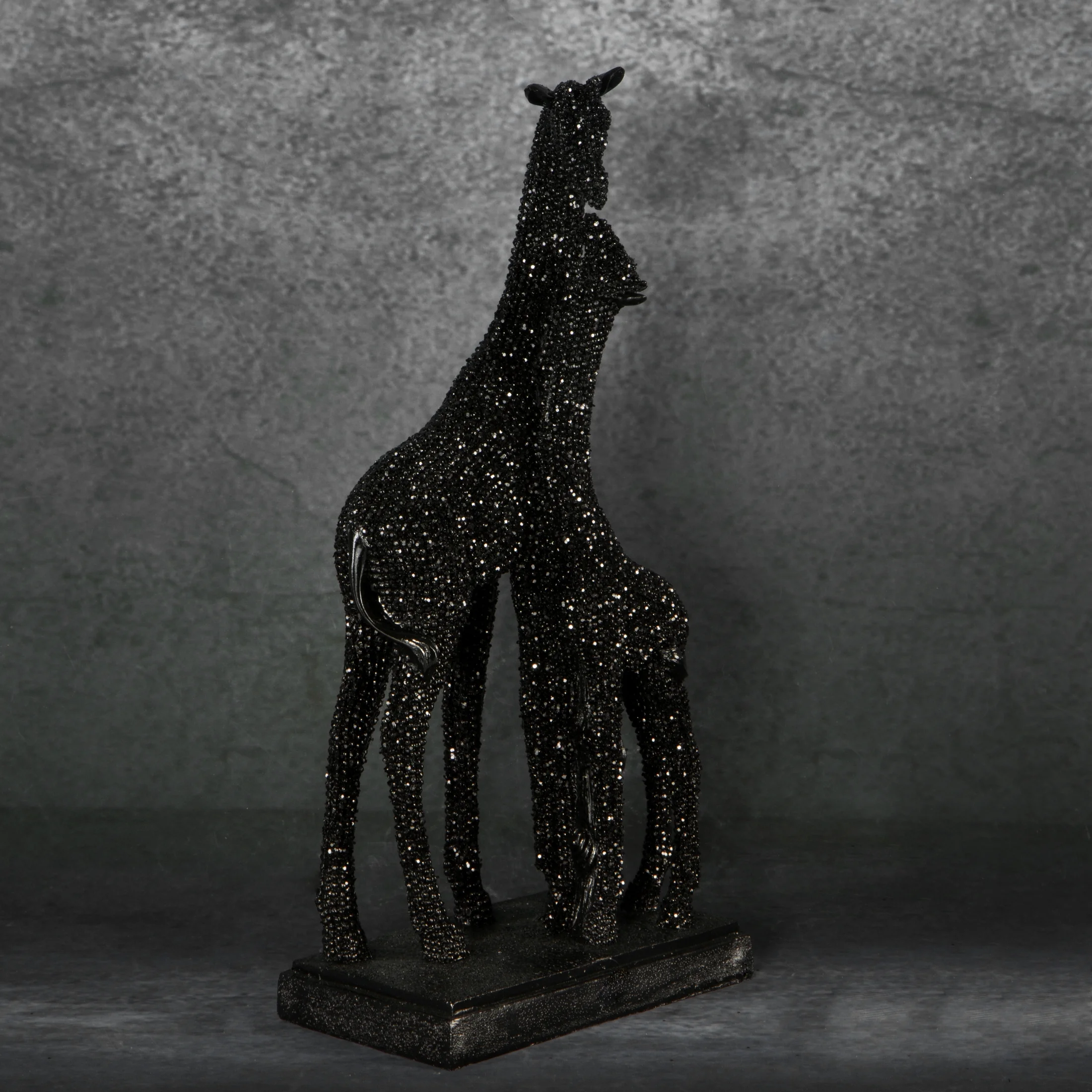 Figurka czarna żyrafa o drobnym strukturalnym wzorze 12x7x26 cm ELDO