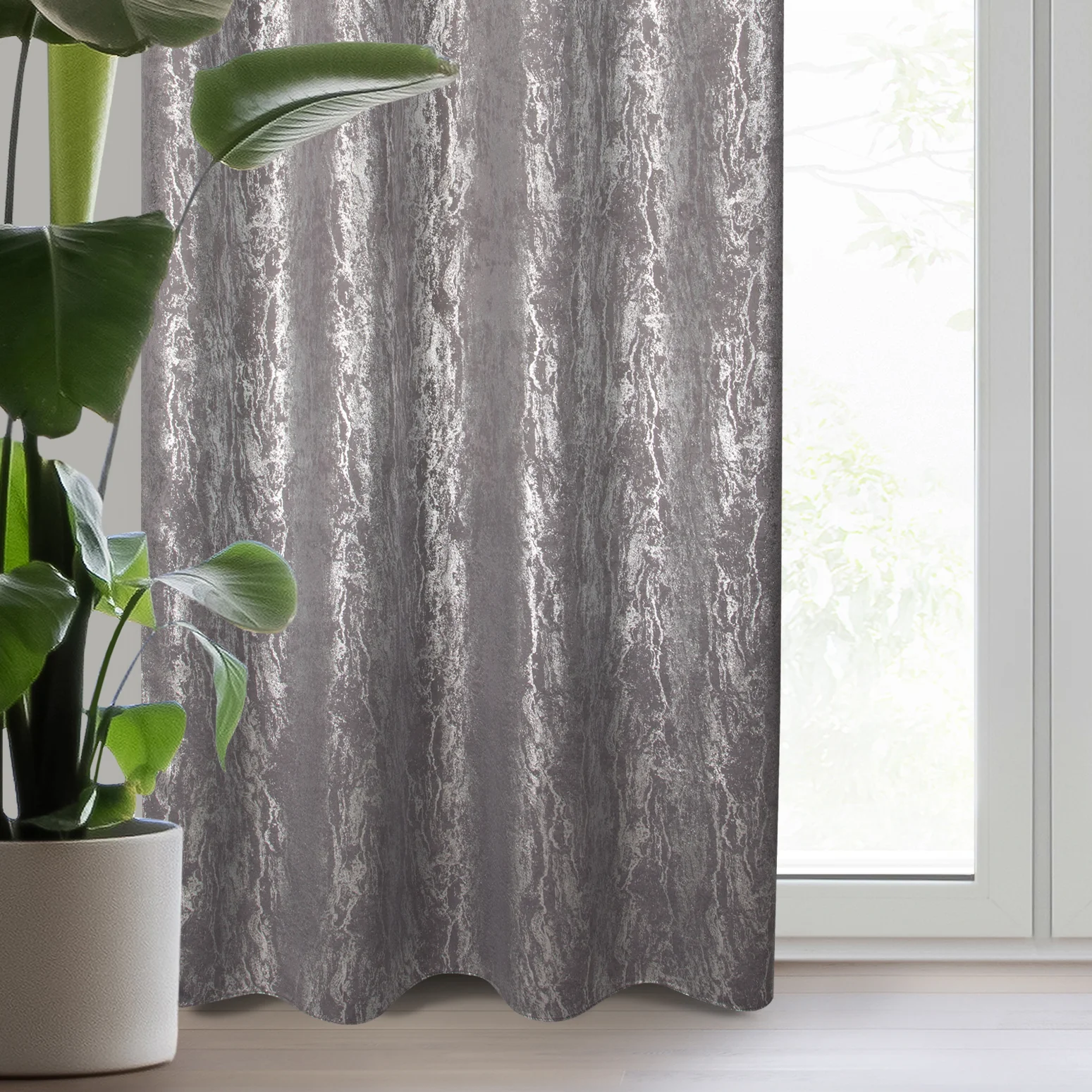 Zasłona stalowo, srebrzysta zdobiona błyszczącym wzorem z tkaniny zaciemniającej 140x250 cm przelotka - ELISE | eurofirany