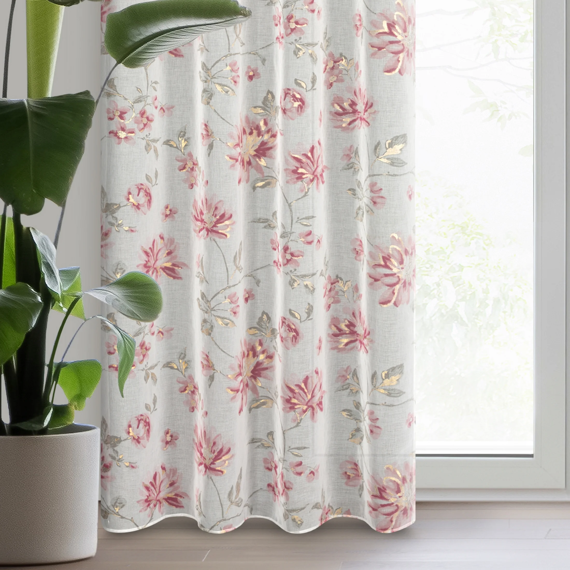 Zasłona biało, różowa zdobiona nadrukiem subtelnych kwiatów ze złotymi akcentami z etaminy 140x250 cm przelotka KALINA | eurofirany