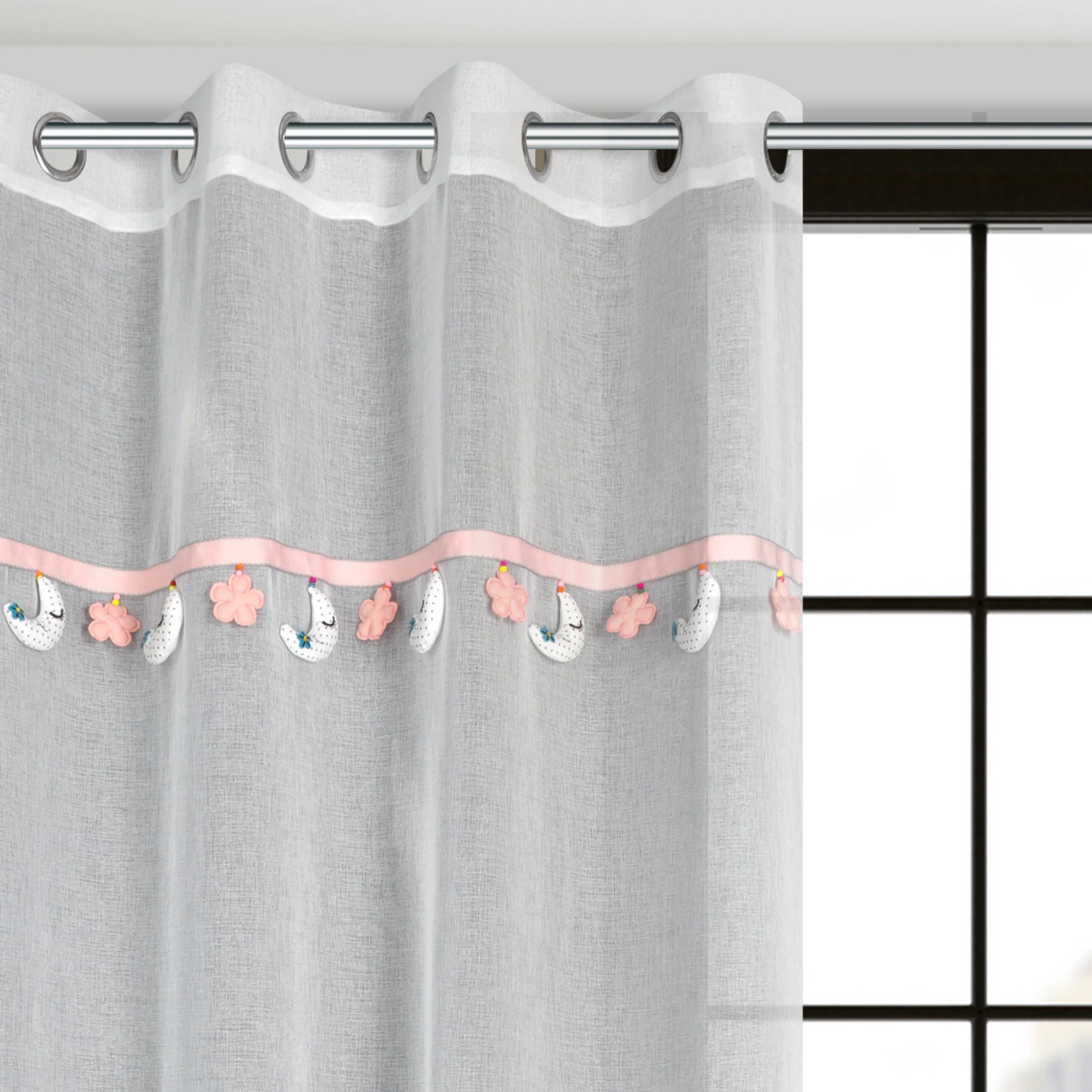 Firana biała z etaminy zdobiona taśmą dekoracyjną z wiszącymi trójwymiarowymi księżycami 140x250 cm przelotka MOON | eurofirany