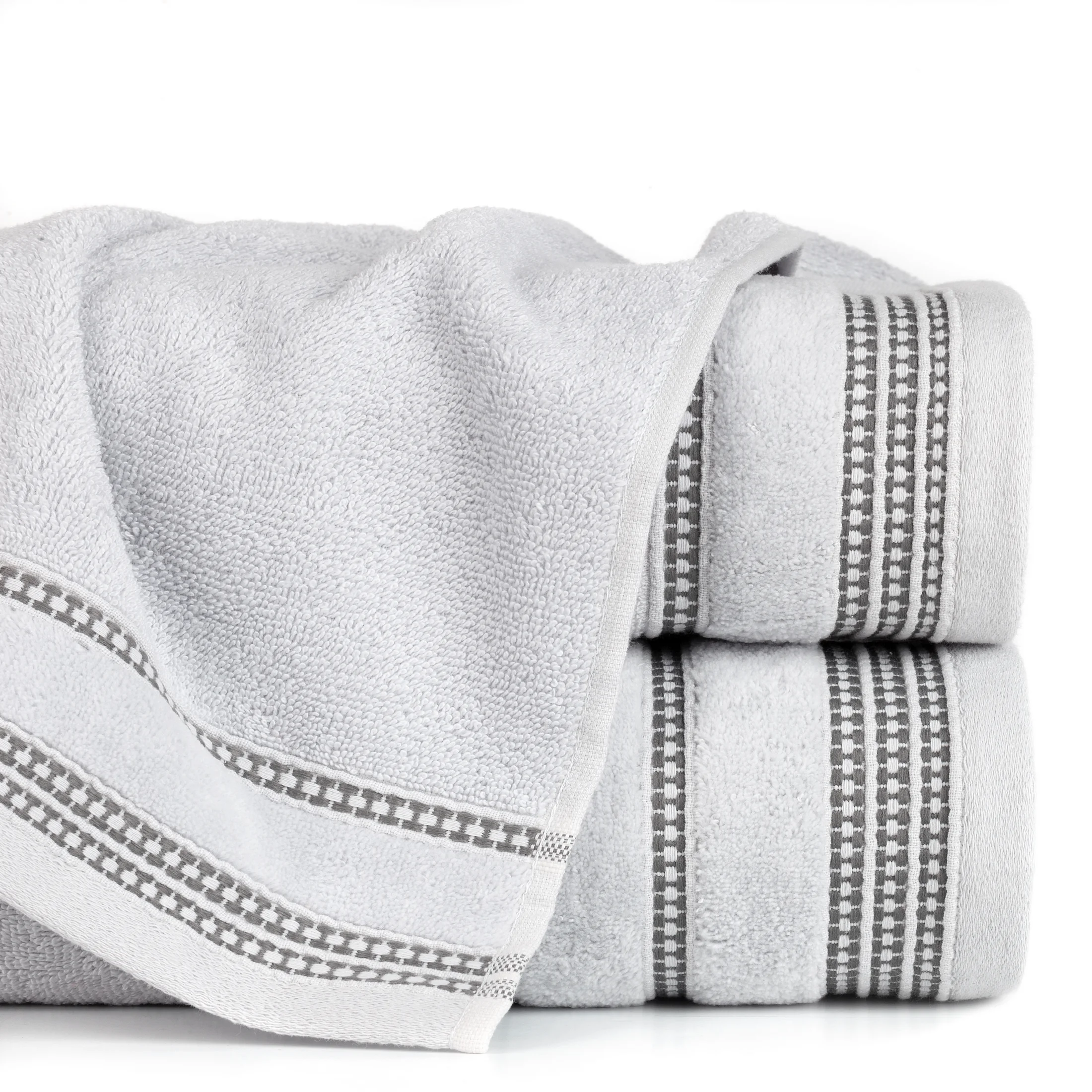 Ręcznik kąpielowy 70x140 cm bawełniany kolor srebrny z delikatną ozdobną bordiurą 500 g/m2 AMANDA