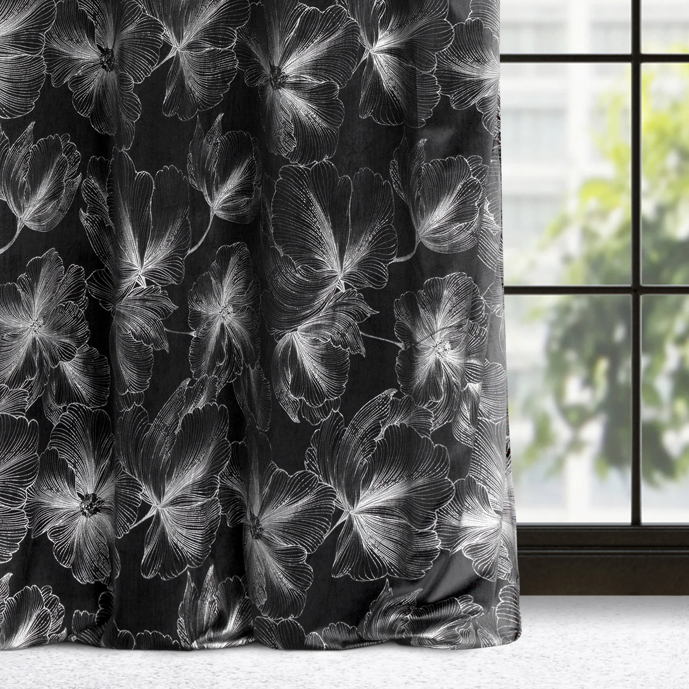 Zasłona czarna w srebrne kwiaty z błyszczącego welwetu 140x250 cm przelotka - STELLA | eurofirany