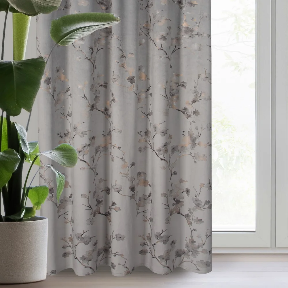 Zasłona welwetowa srebrno, szampańska z nadrukiem kwiatu jabłoni 140x270 cm taśma - SELENA | eurofirany