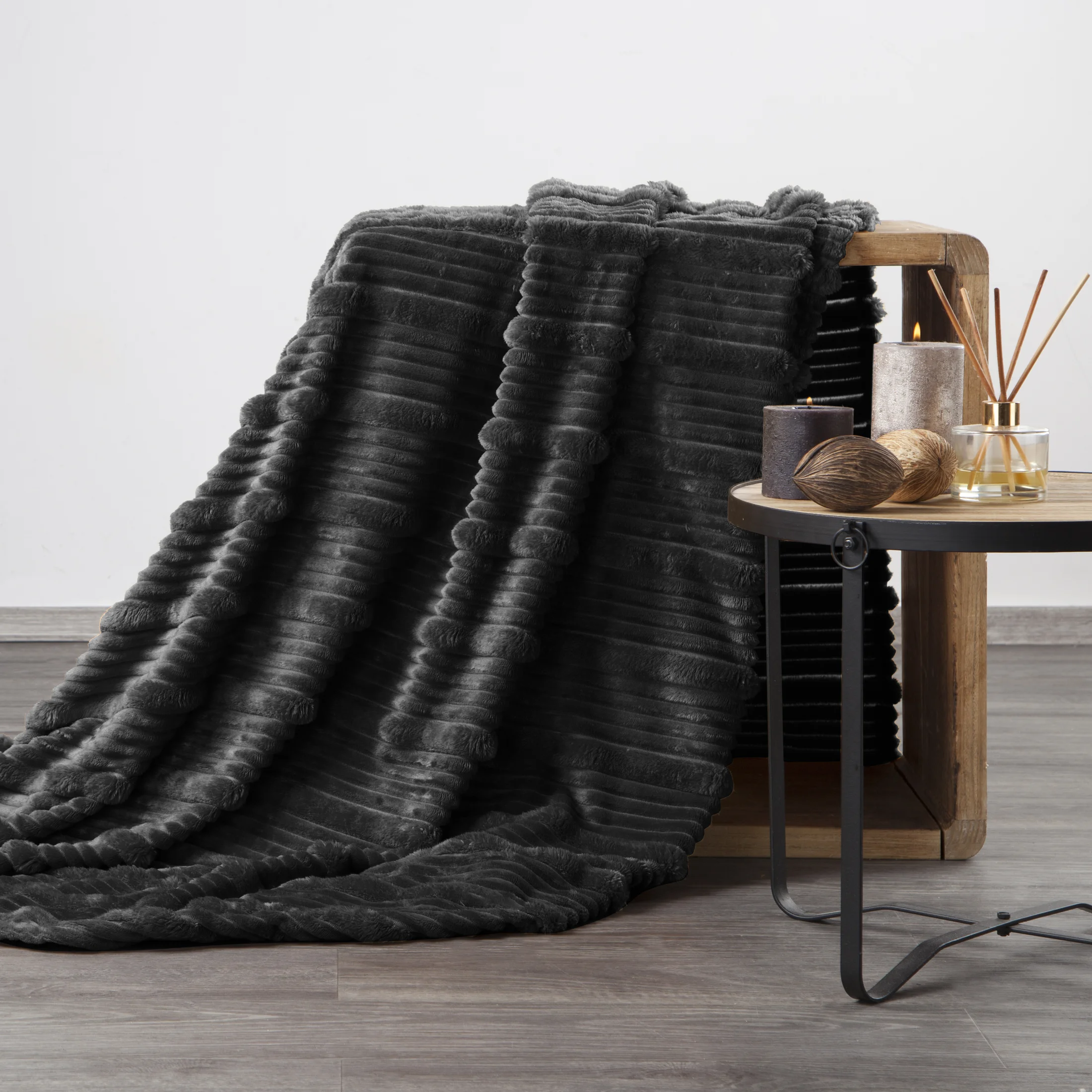 Koc 150x200 cm czarny, typu flano z wzorem 3D NINA | eurofirany