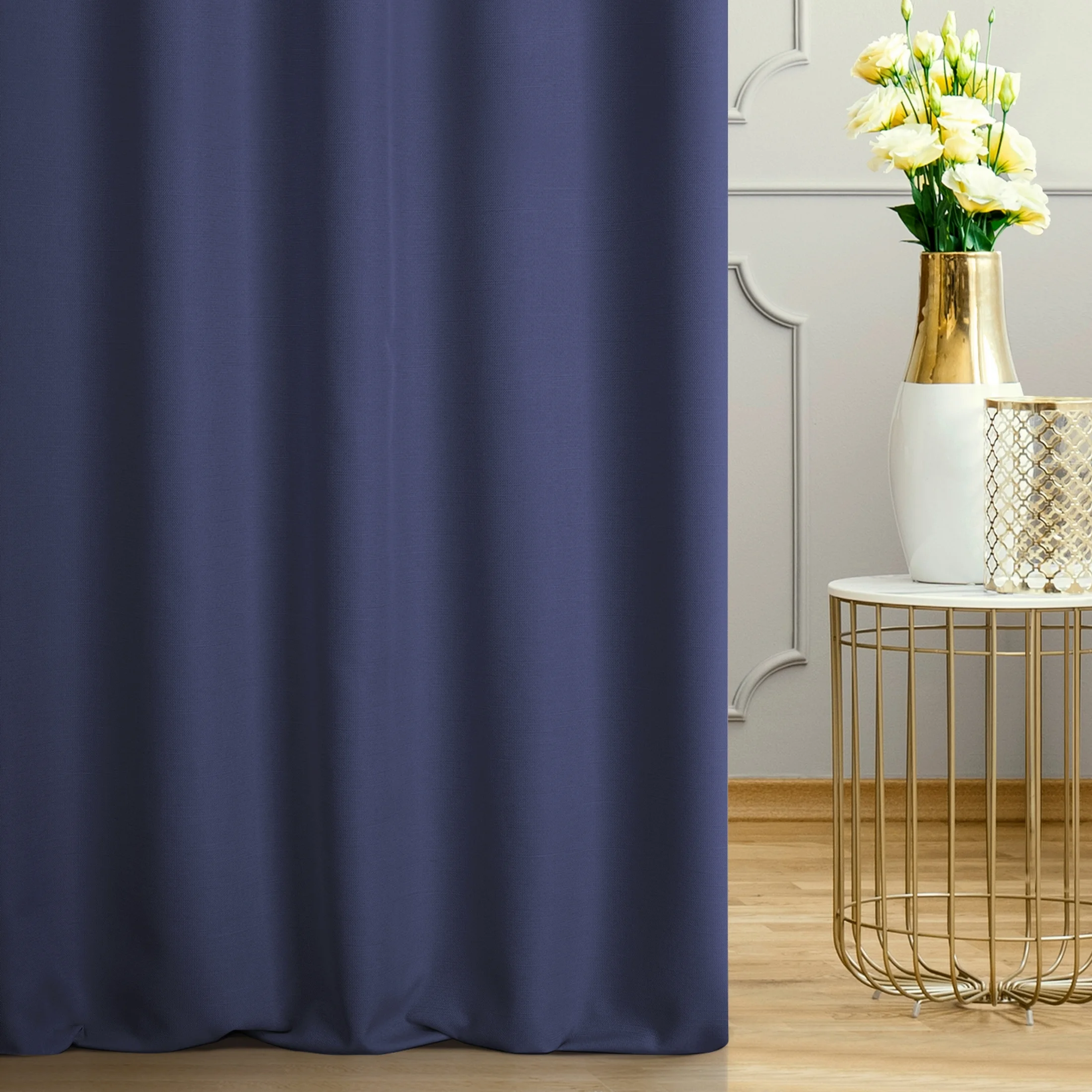 Tkanina zasłonowa o naturalnym charakterze, z widocznym, ozdobnym splotem