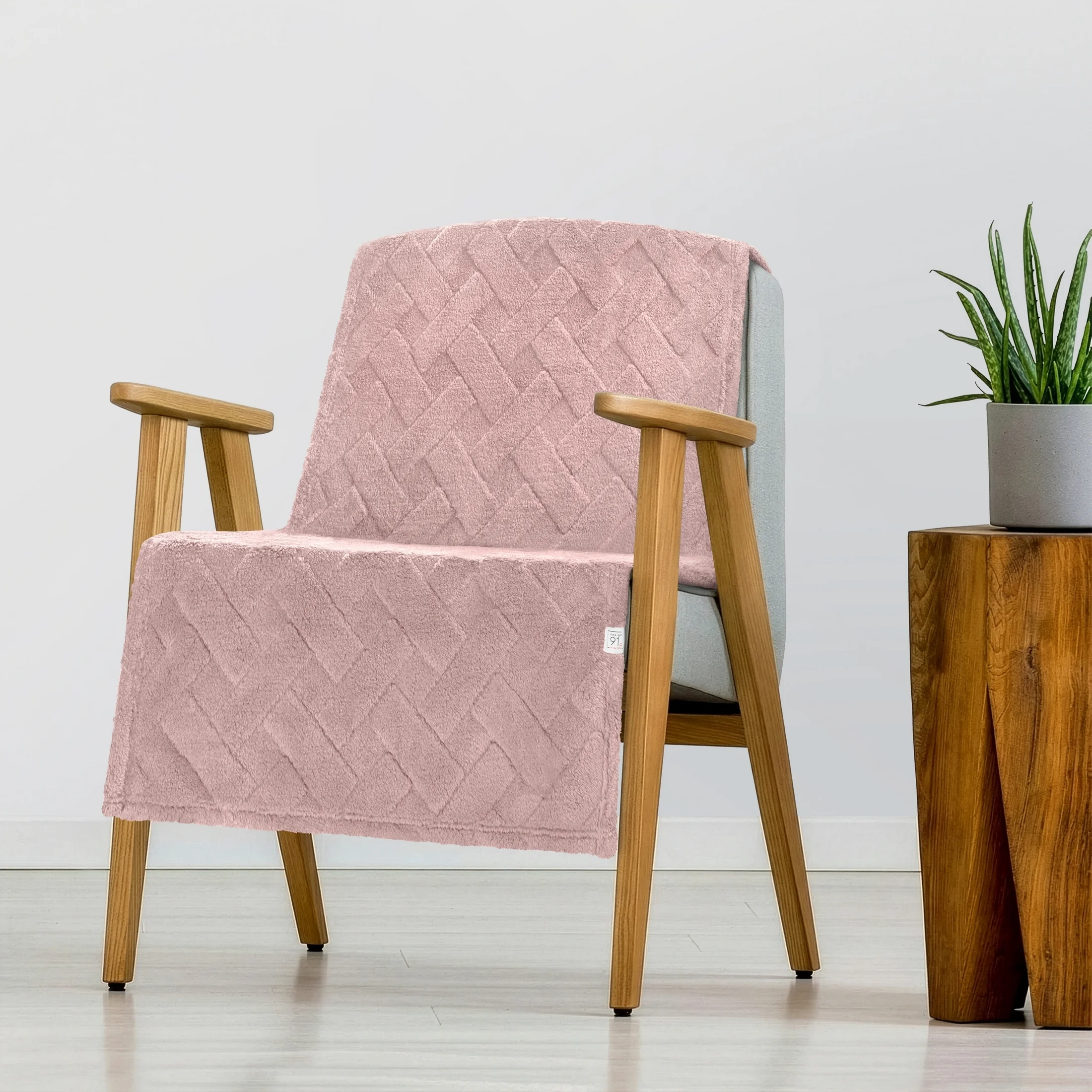 Narzuta na fotel-koc flano 70x160 cm pudrowo różowa zdobiona wytłaczanym wzorem CARO Design 91 | eurofirany