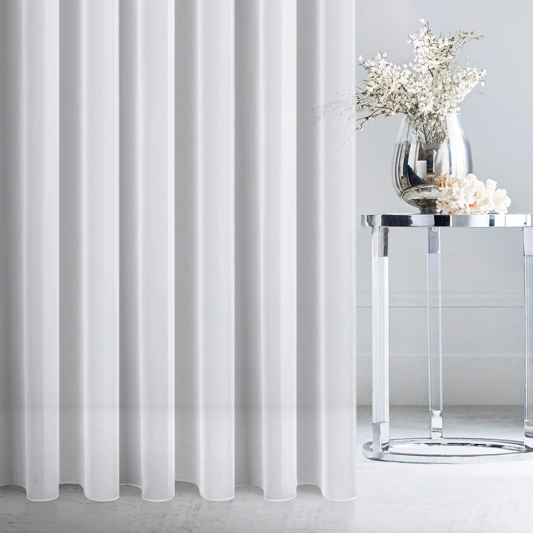 Tkanina firanowa mleczny woal o półprzezroczystej strukturze zakończona szwem obciążającym