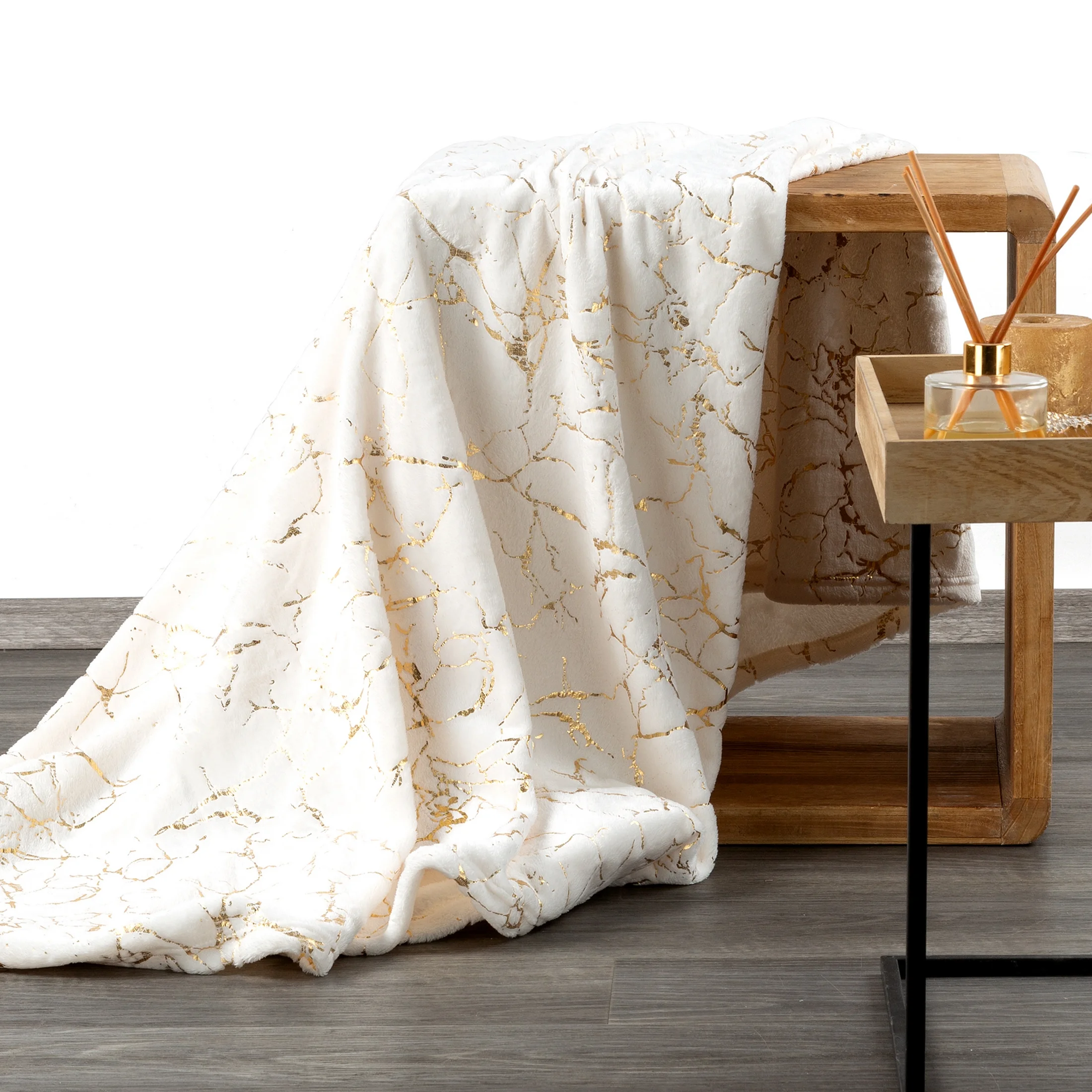 Koc 150x200 cm kremowo, złoty z błyszczącym nadrukiem marmurku GLAMO Design 91 | eurofirany