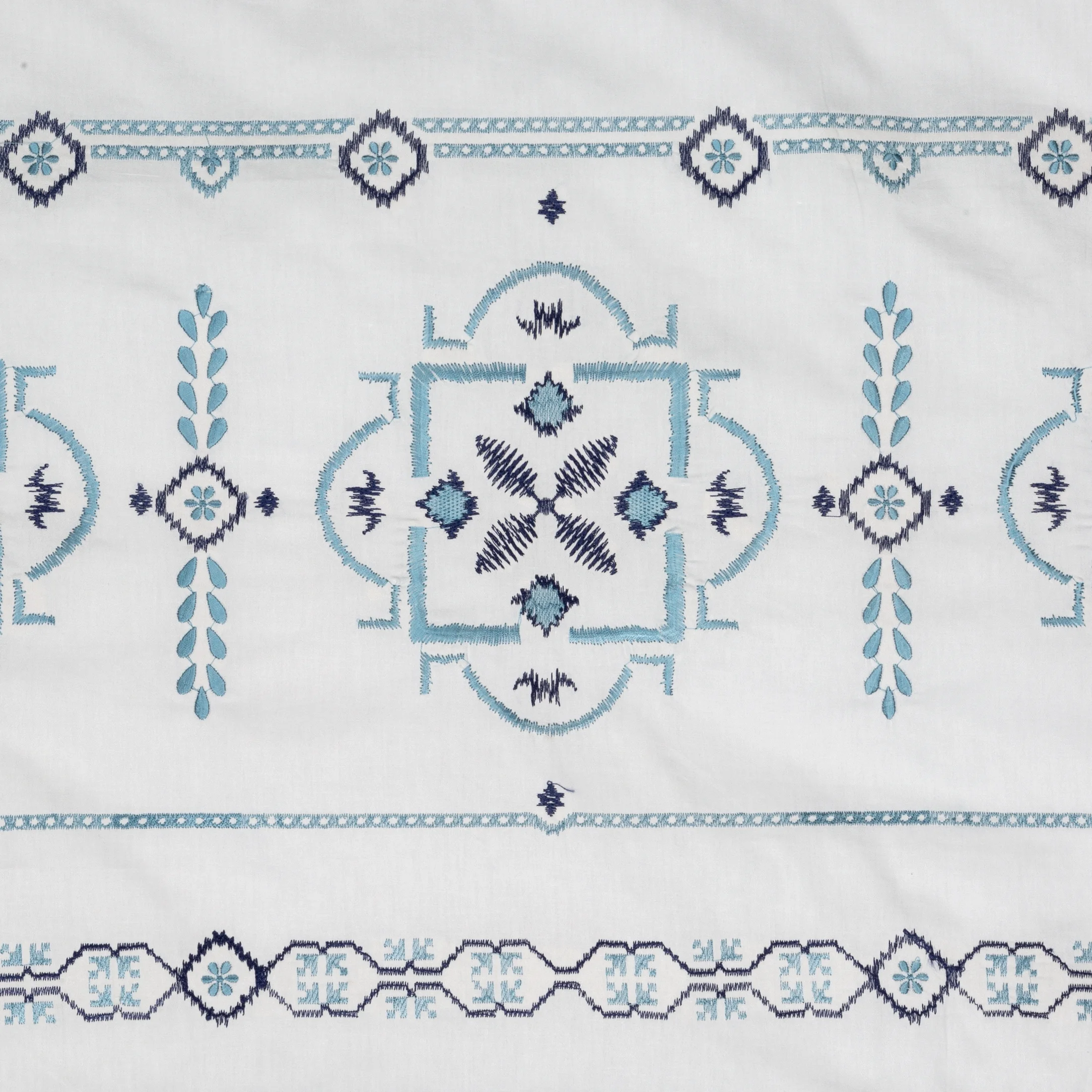 Pościel 220x200 cm komplet 3 częściowy bawełniana kolor biały, niebieski z haftowanym wzorem greckim