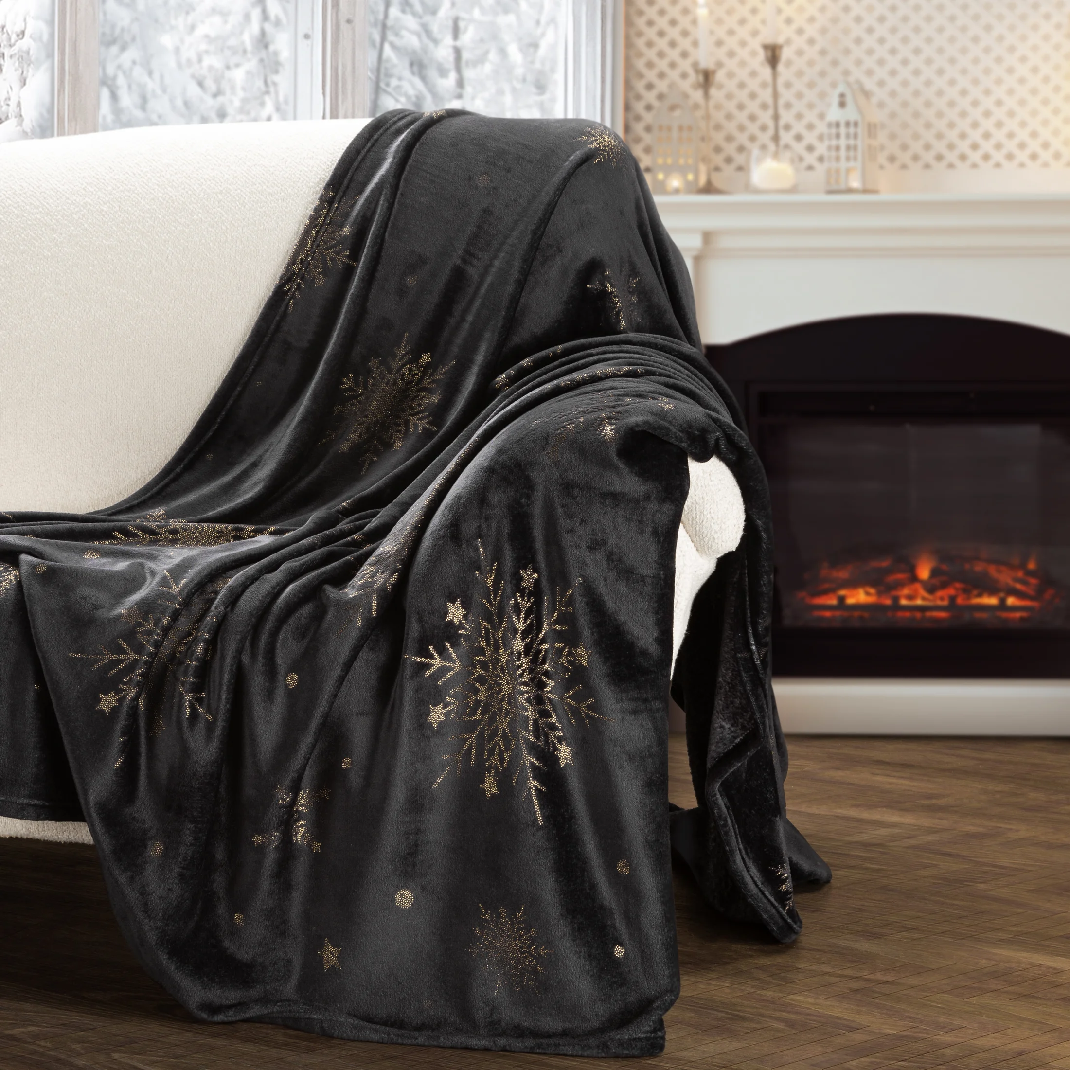 Koc świąteczny 150x200 cm czarno, złoty zdobiony nadrukiem śnieżynek | eurofirany