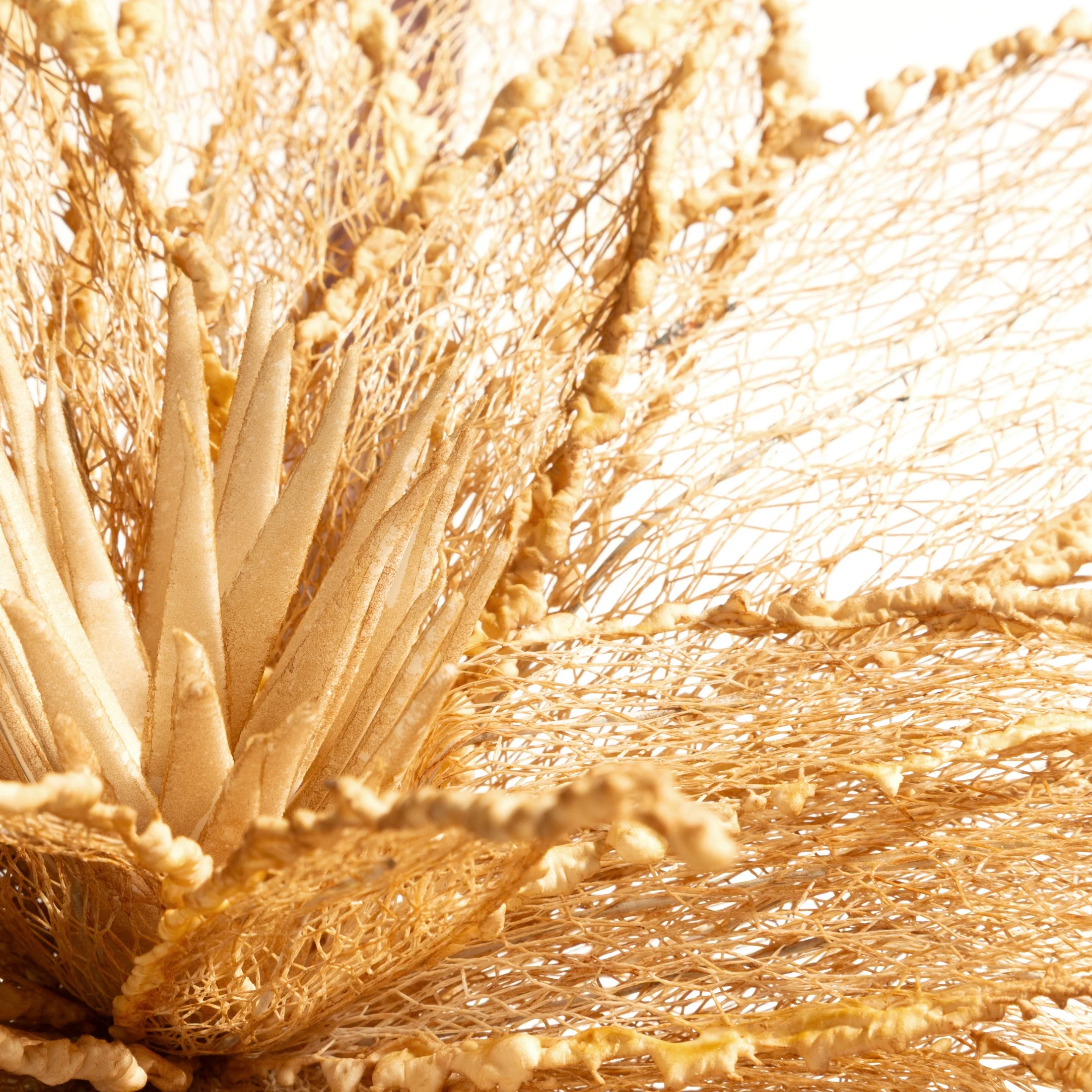 Kwiat sztuczny beżowy z siateczki 70 cm