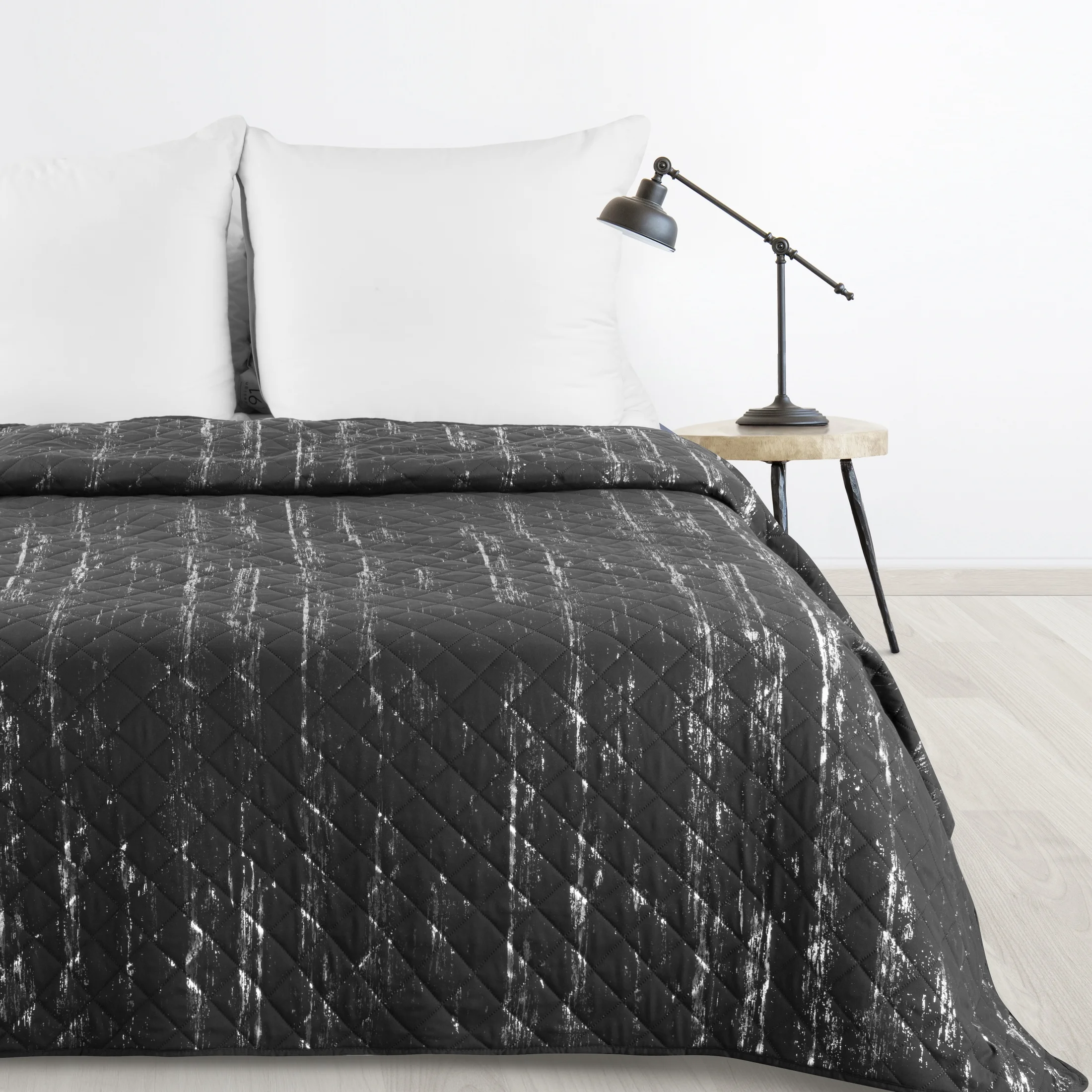 Narzuta grafitowo, srebrna 200x220 cm zdobiona przecieranym wzorem i pikowana metodą hot press BLINK 1 Design 91 | eurofirany
