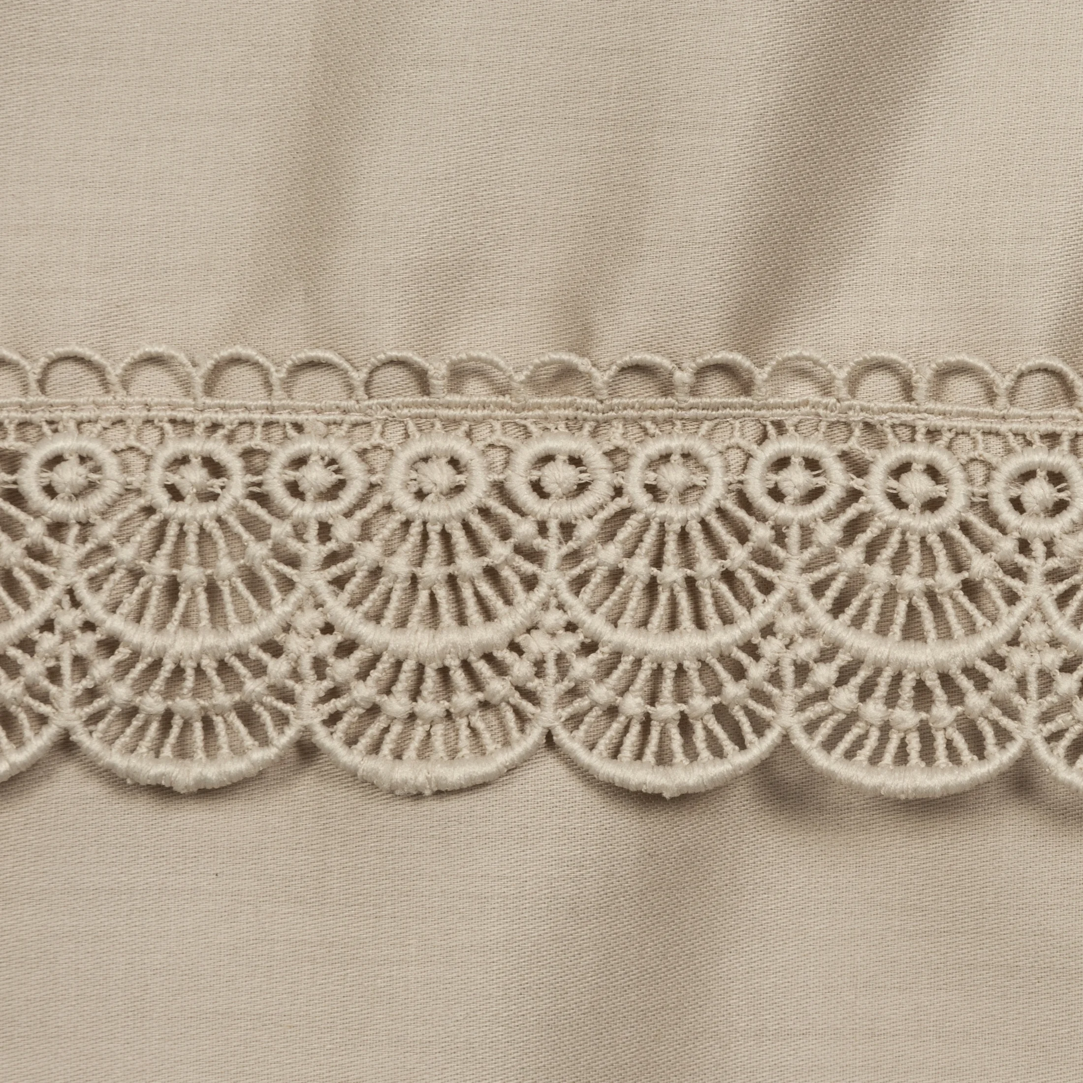 Pościel 160x200 cm komplet 3 częściowy z satyny bawełnianej kolor beżowy zdobiona elegancką koronką RETRO 6