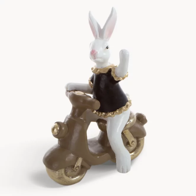 Wielkanocna figurka zajączka na skuterku