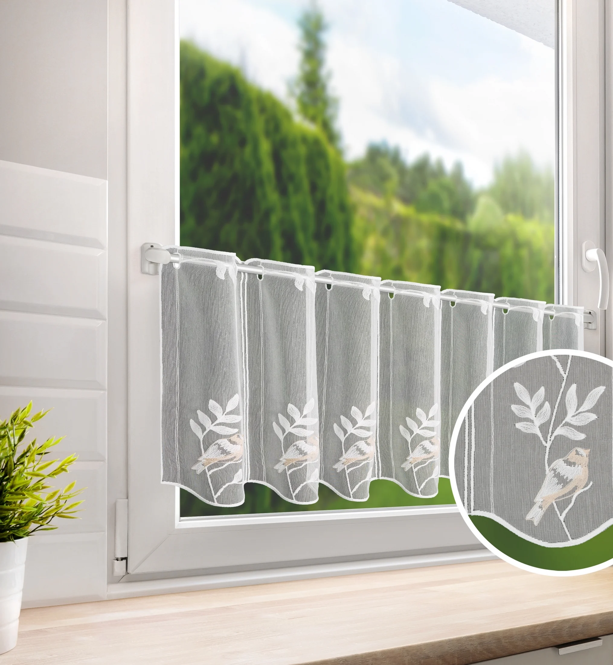 Tkanina firanowa zazdrostka z Adenu zdobiona haftem roślinnym