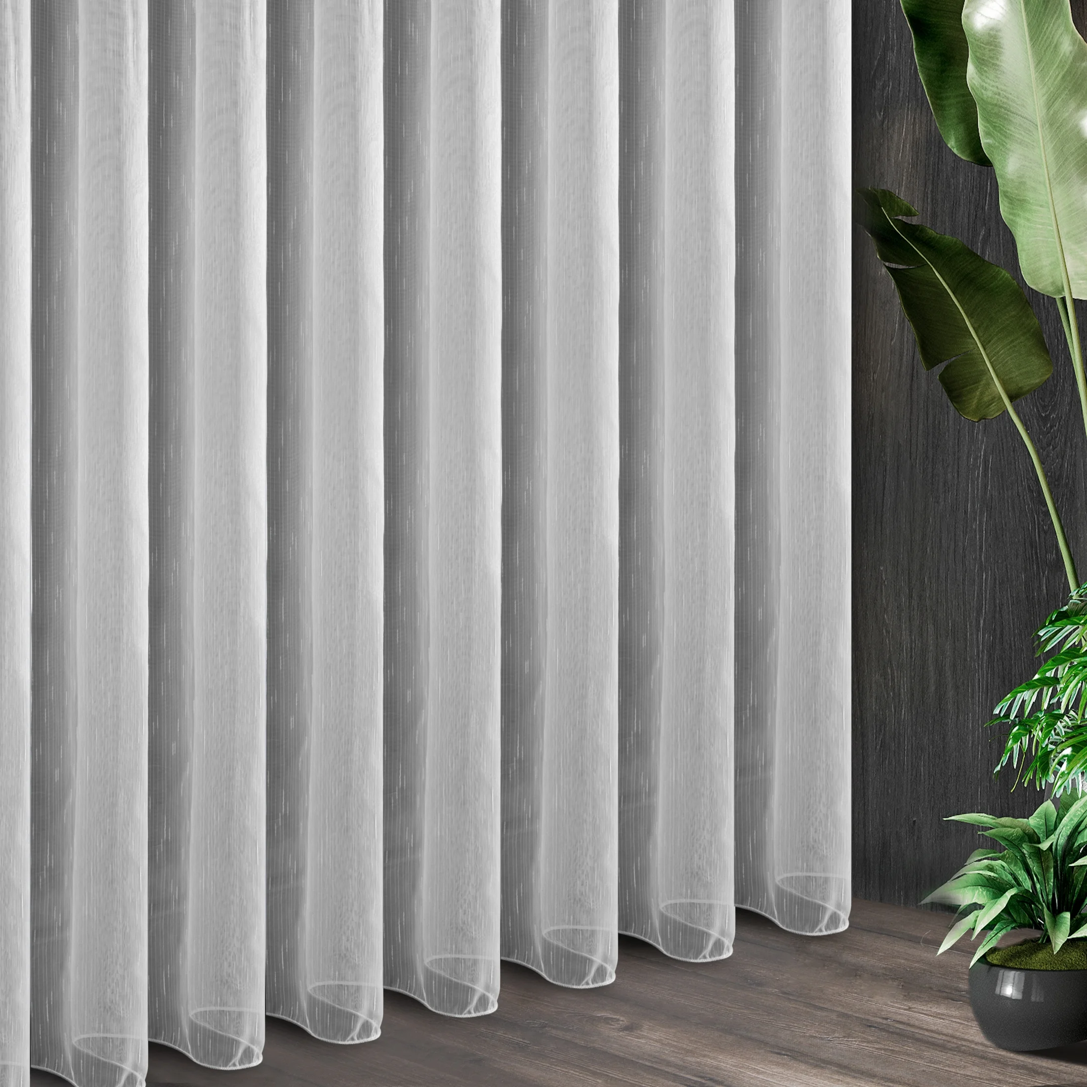 Tkanina firanowa z efektem deszczyku w dyskretne pionowe prążki zakończona szwem obciążającym
