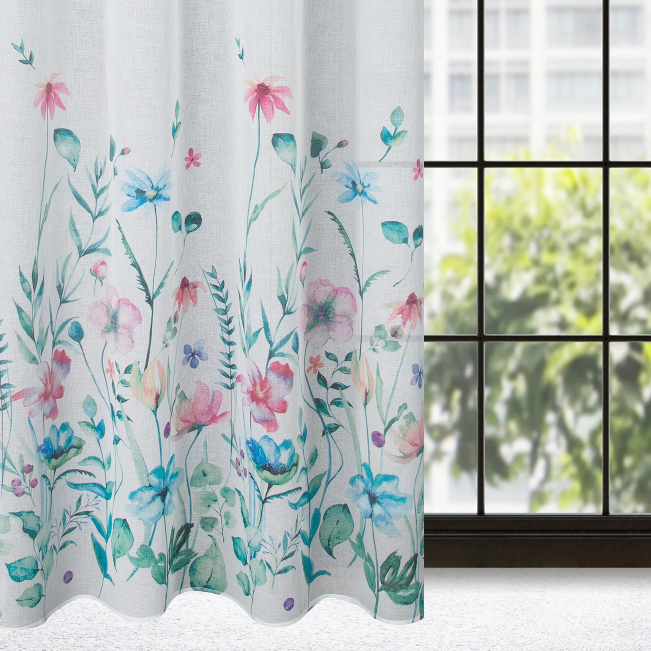 Zasłona biało, niebieska z nadrukiem malowanych kwiatów z etaminy 140x250 cm przelotka - LILIAN | eurofirany