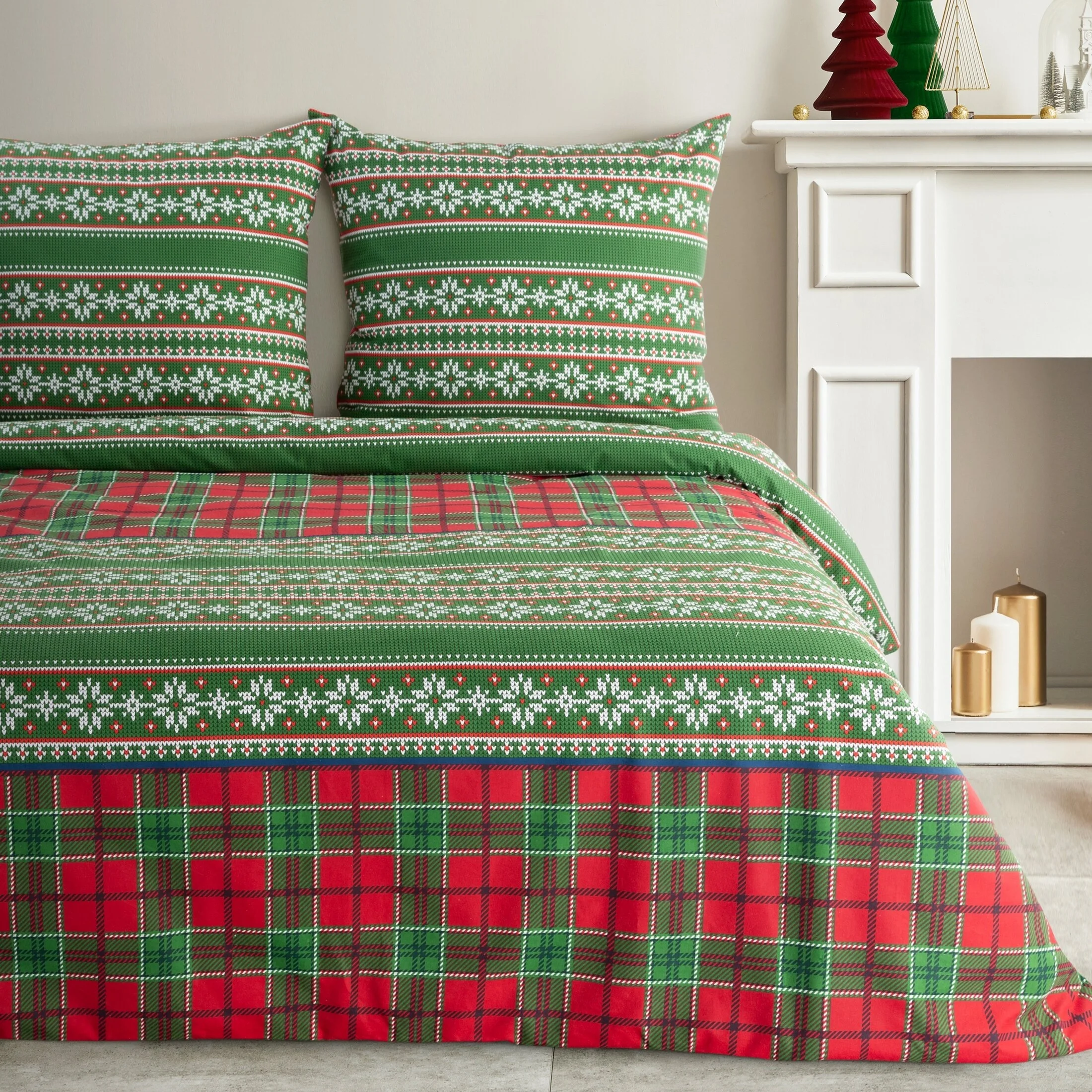 Pościel świąteczna 220x200 cm flanela bawełniana kolor zielony, czerwony z nadrukiem w stylu skandynawski AURORA | eurofirany