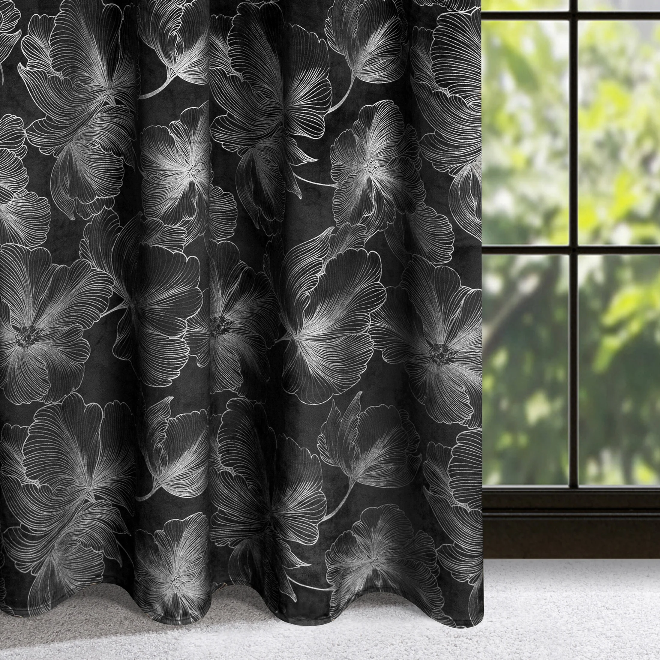 Zasłona czarna w srebrne kwiaty z błyszczącego welwetu 140x300 cm taśma - STELLA | 