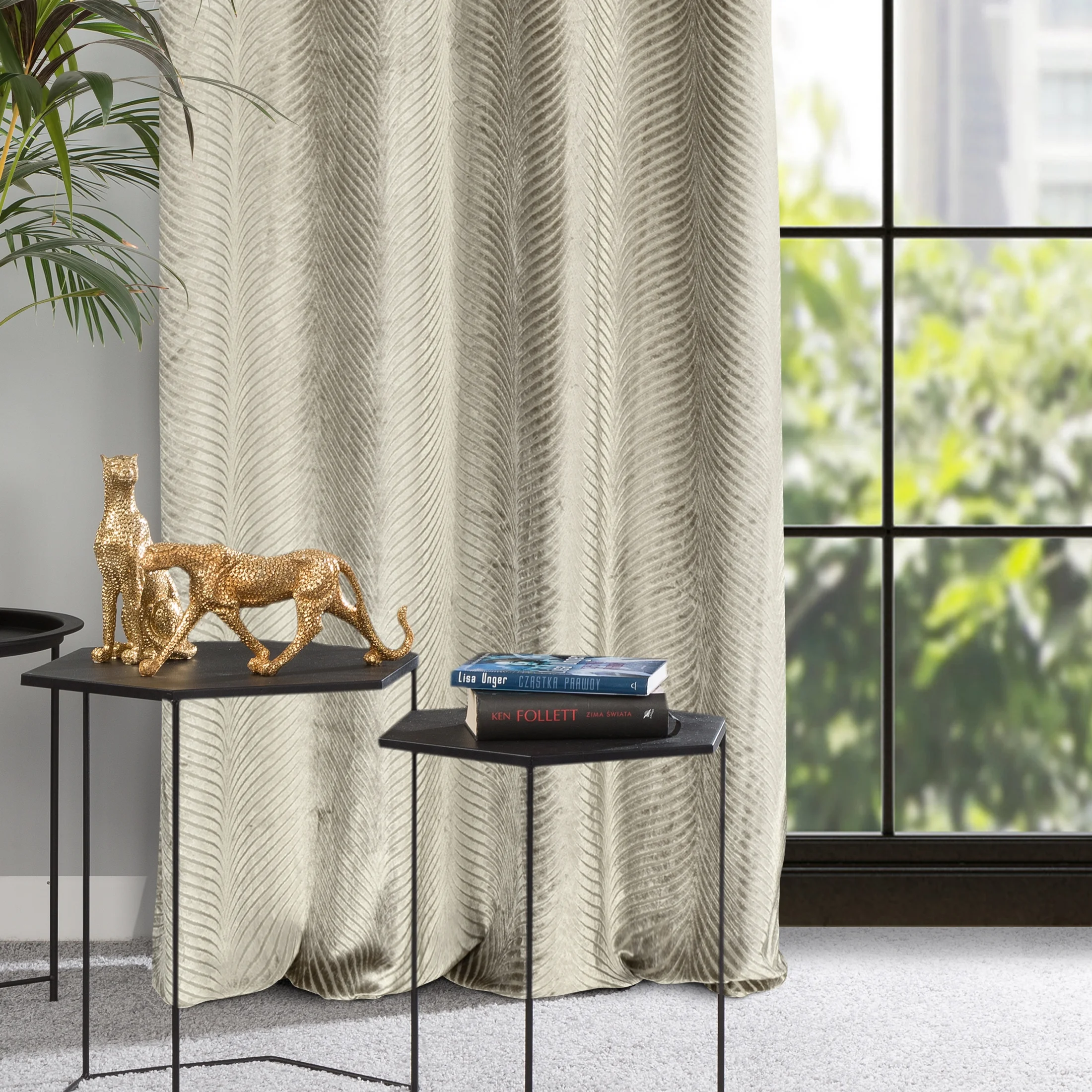 Zasłona ciemnobeżowa z błyszczącego strukturalnego welwetu 140x250 cm przelotka - LUSSI | eurofirany