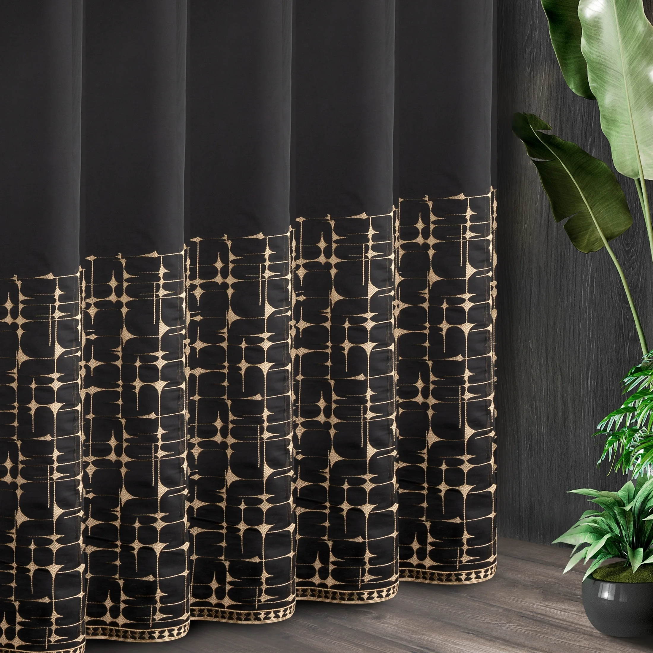 Tkanina firanowa lekka, matowa mikrosiateczka, haftowana dołem w geometryczny wzór