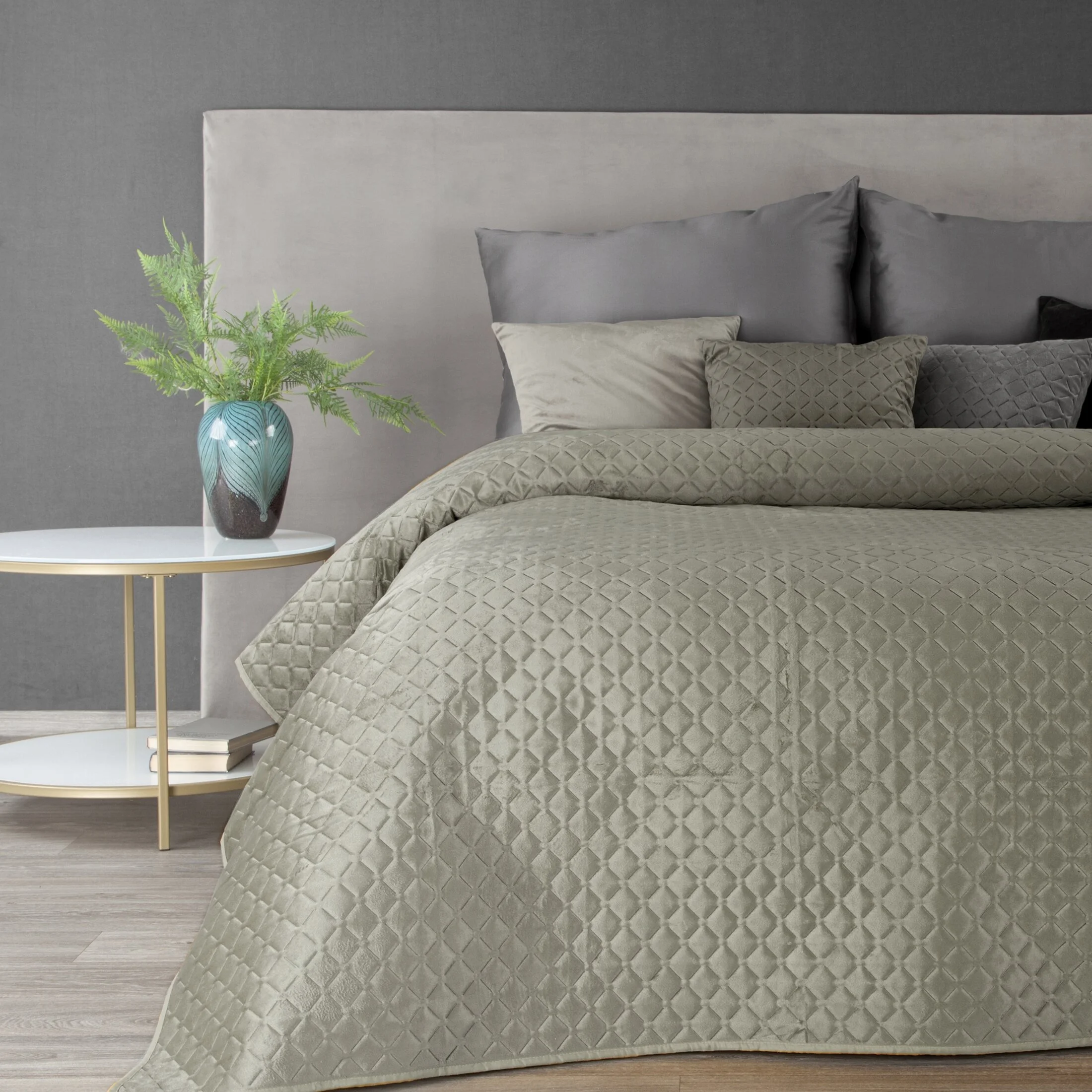 Narzuta welwetowa srebrna 200x220 cm pikowana w geometryczny wzór metodą hot press DIMON | eurofirany