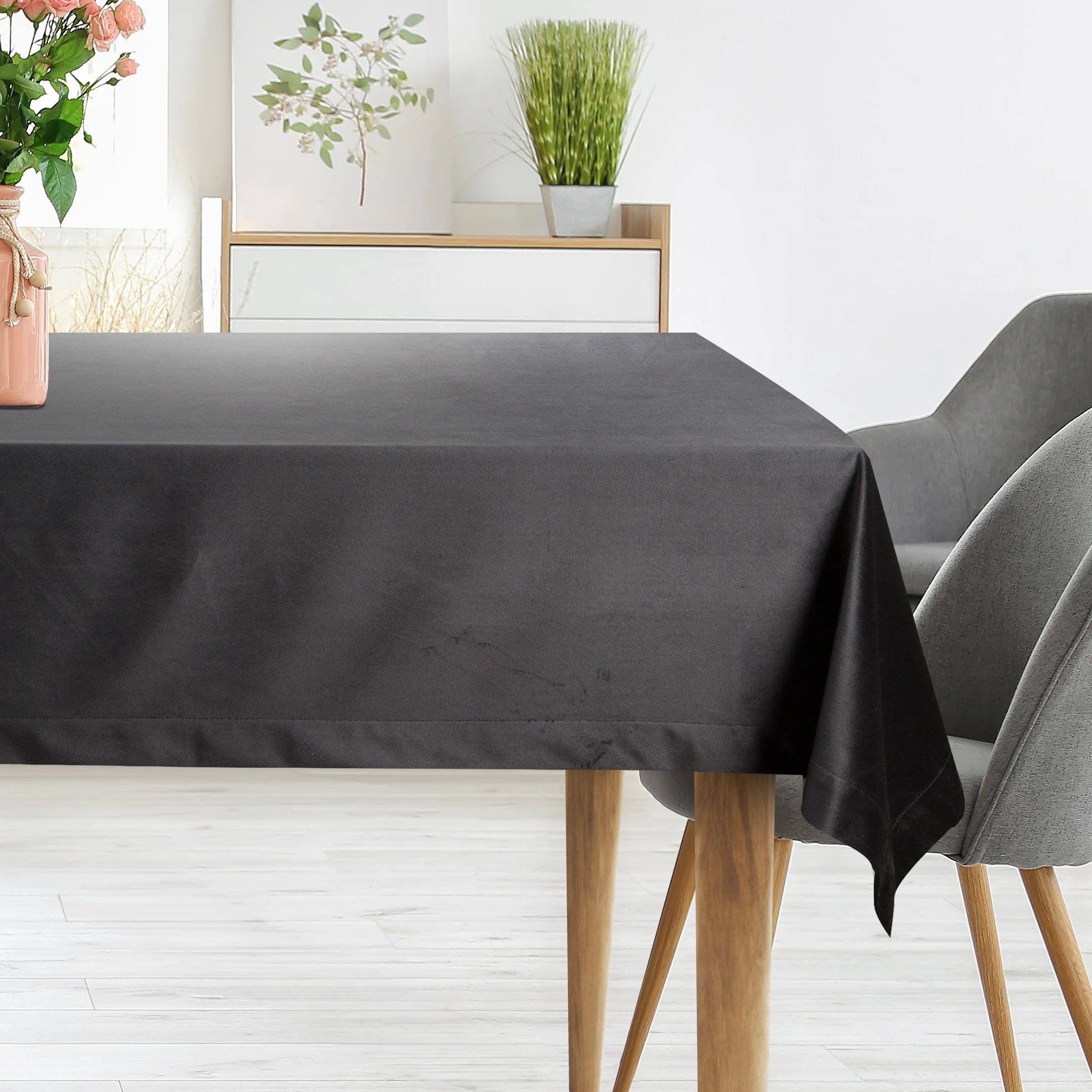 Obrus czarny 140x180 cm welwetowy MELINDA z ozdobną listwą