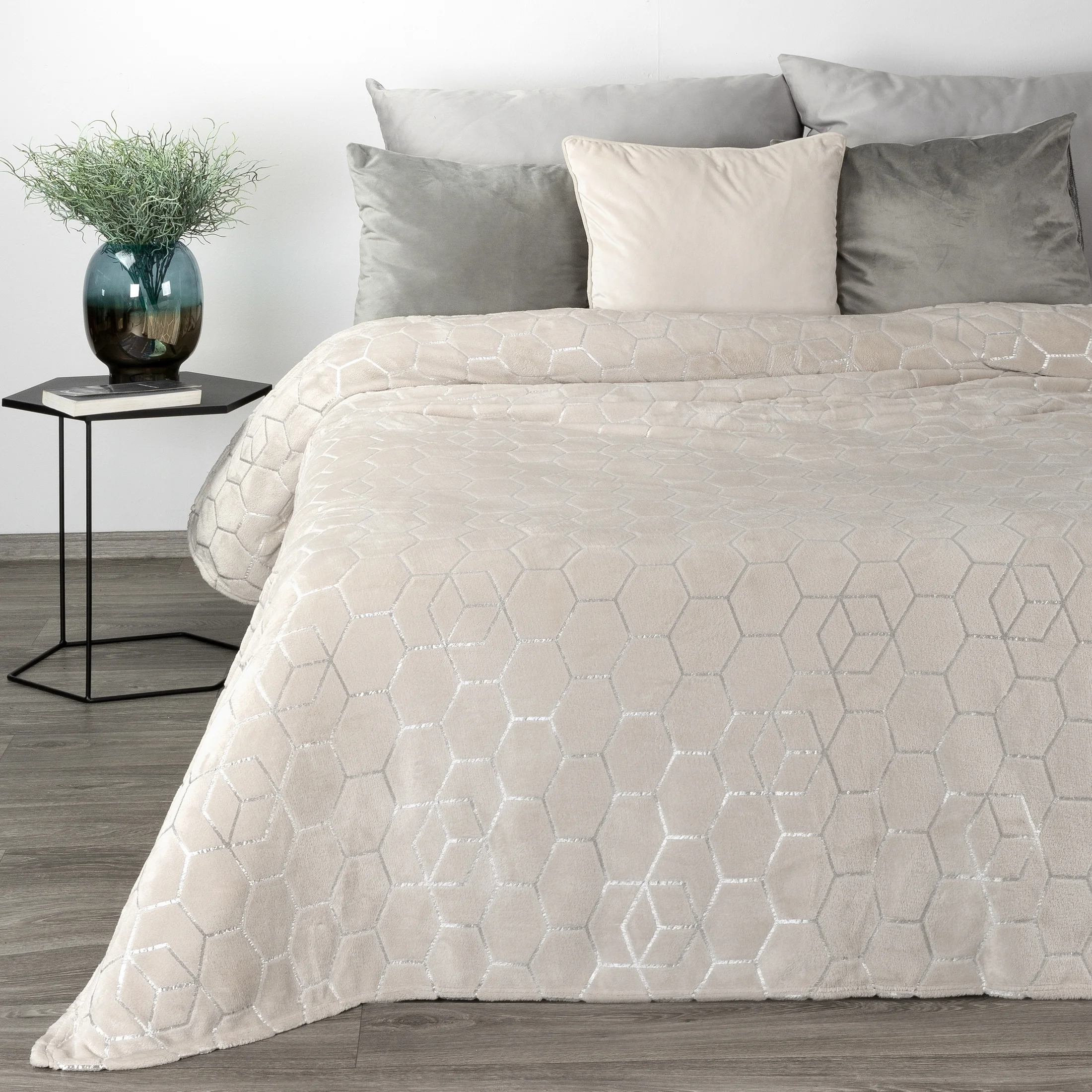 Koc 150x200 cm kremowy z geometrycznym nadrukiem MALIBU