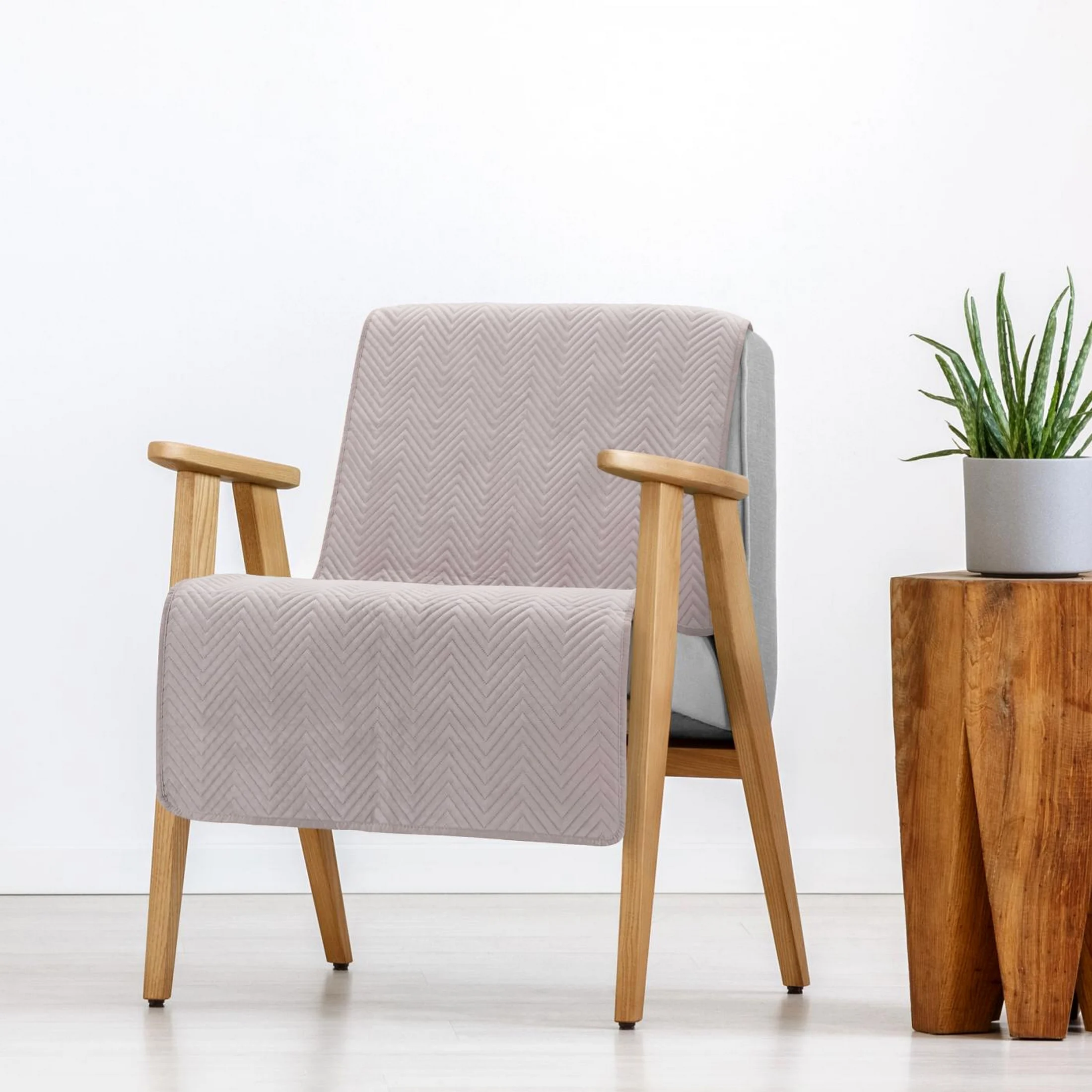 Narzuta welwetowa na fotel pudrowy róż 70x160 cm pikowana w jodełkę metodą hot press SOFIA Eurofirany Premium | eurofirany