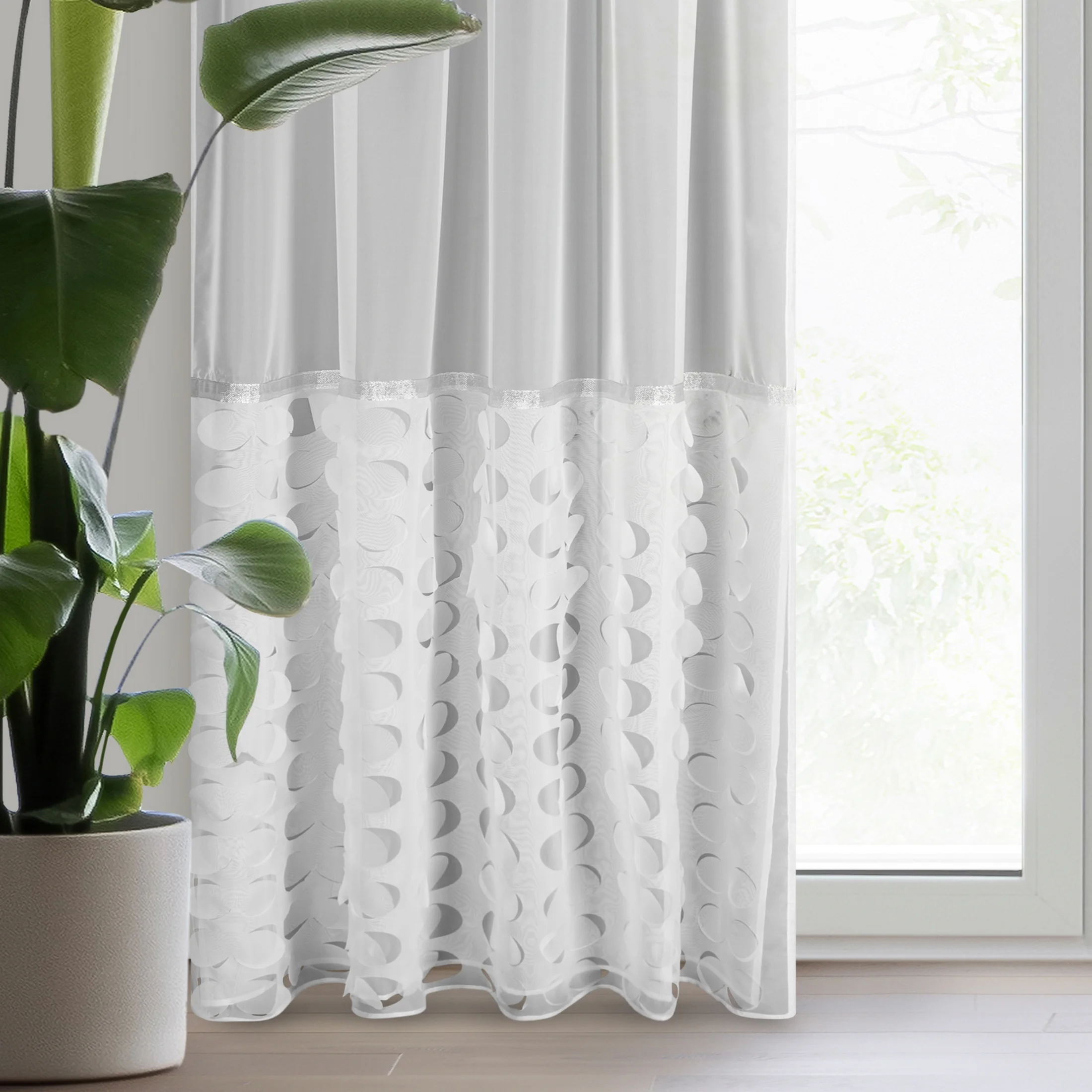 Firana biała z delikatnego woalu zdobiona wycinanym laserowo wzorem 140x270 cm taśma DEBORA | eurofirany