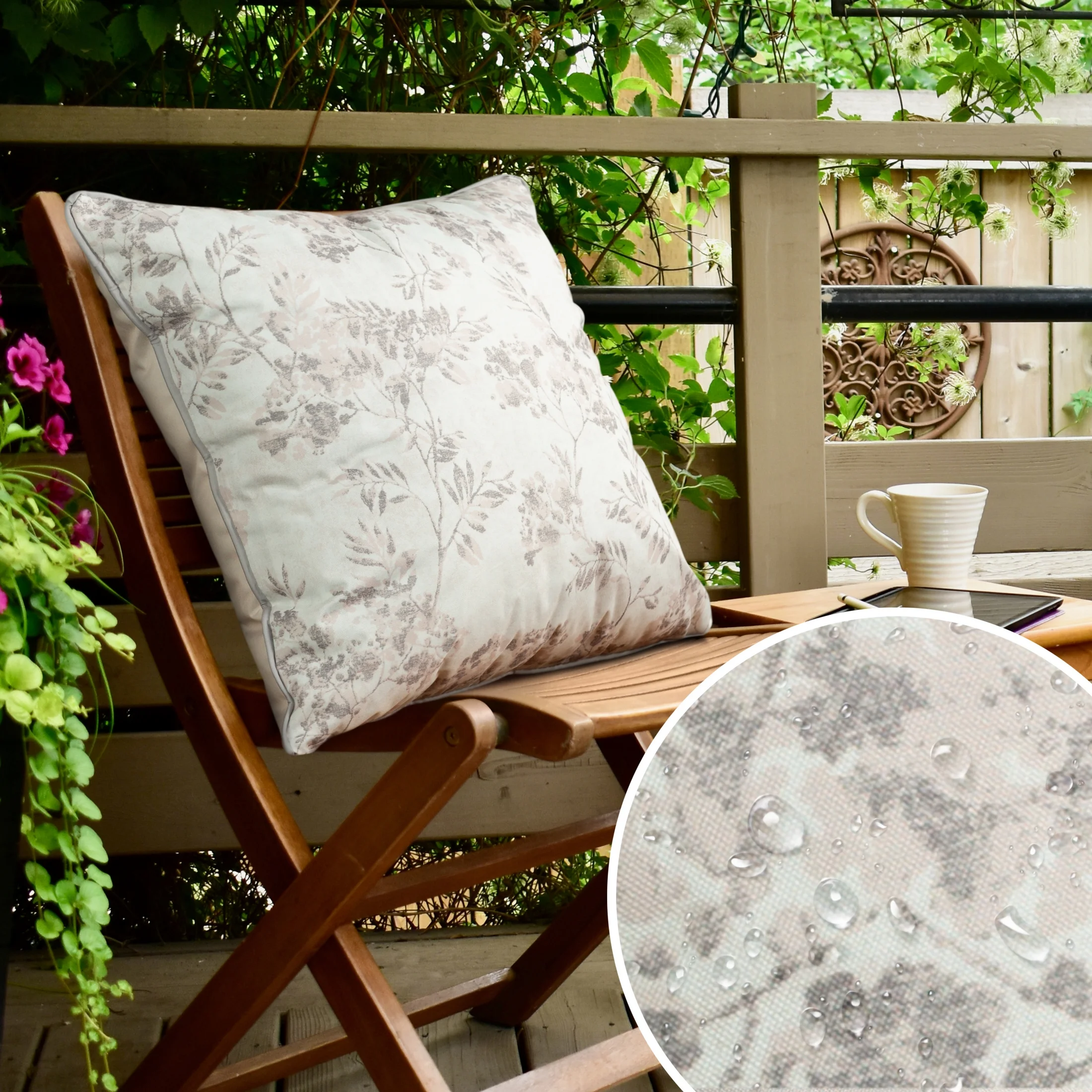 Poszewka na poduszkę 45x45 cm z tkaniny wodoodpornej kremowo, beżowa idealna na taras oraz balkon zdobiona nadrukiem roślinnym GARDEN | eurofirany