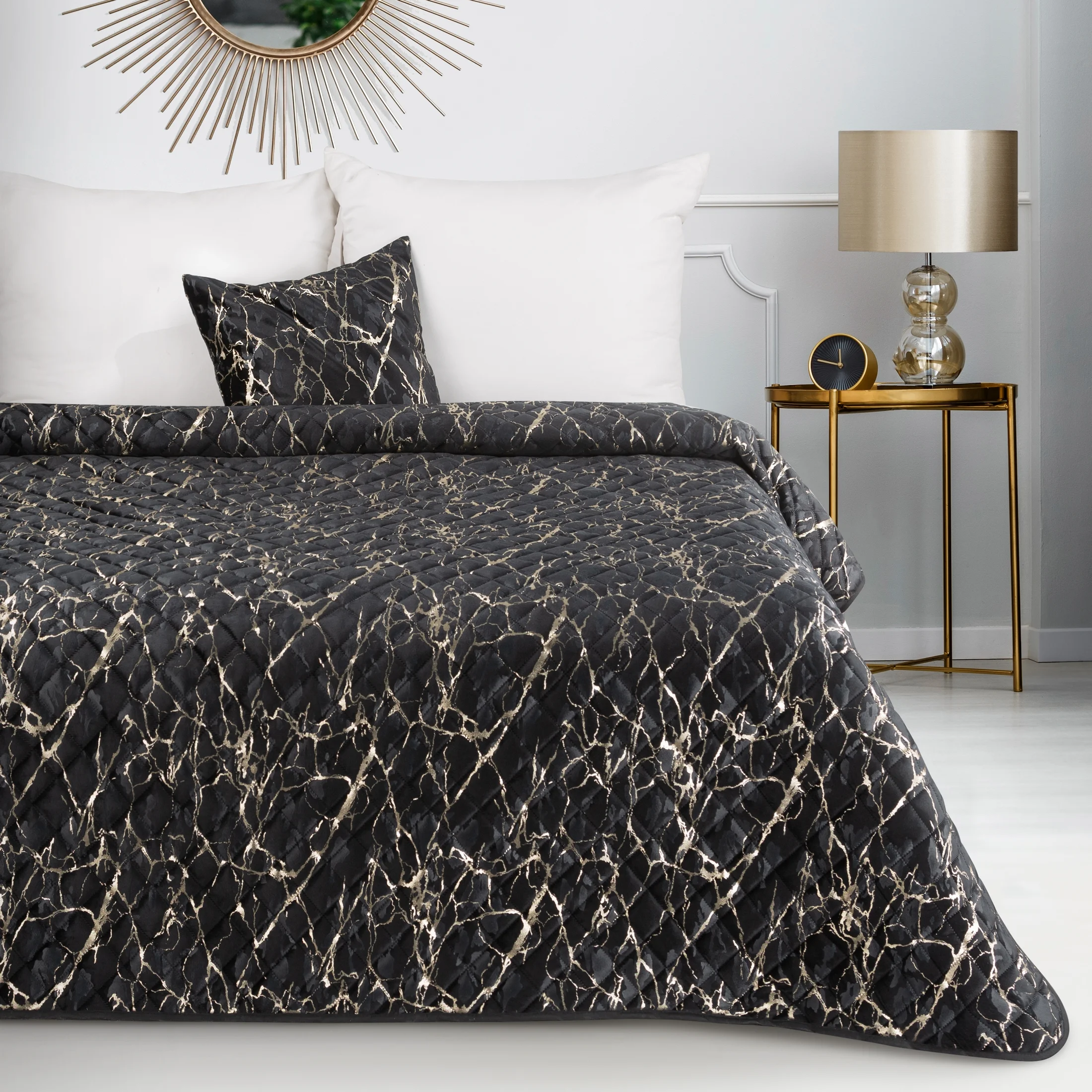 Narzuta welwetowa czarno, szampańska 170x210 cm pikowana metodą hot press z błyszczącym wzorem marmurku BLINK 4 Eurofirany Premium | eurofirany