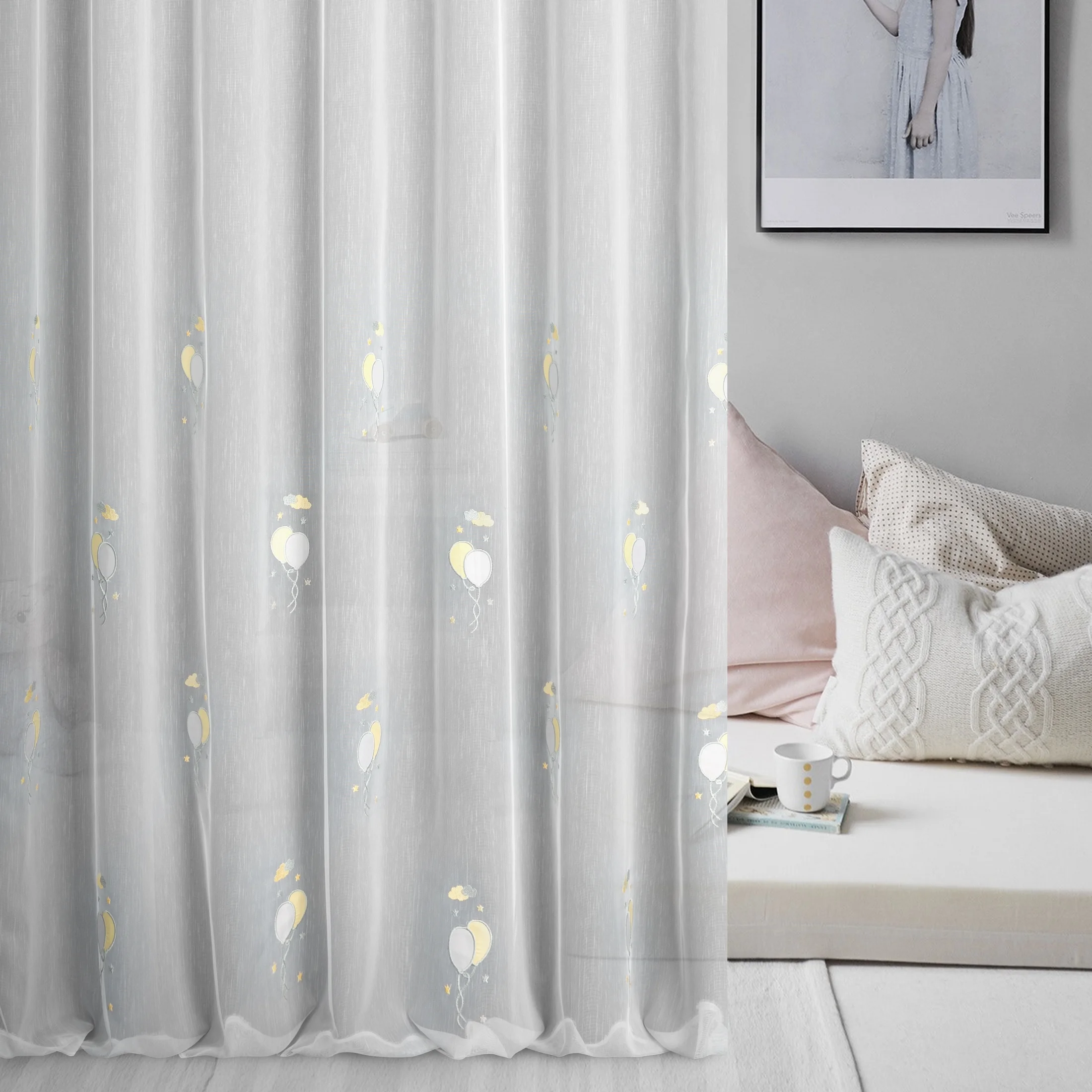 Tkanina firanowa, matowa z delikatnym efektem deszczyku, zdobiona dziecięcą aplikacją z balonikami