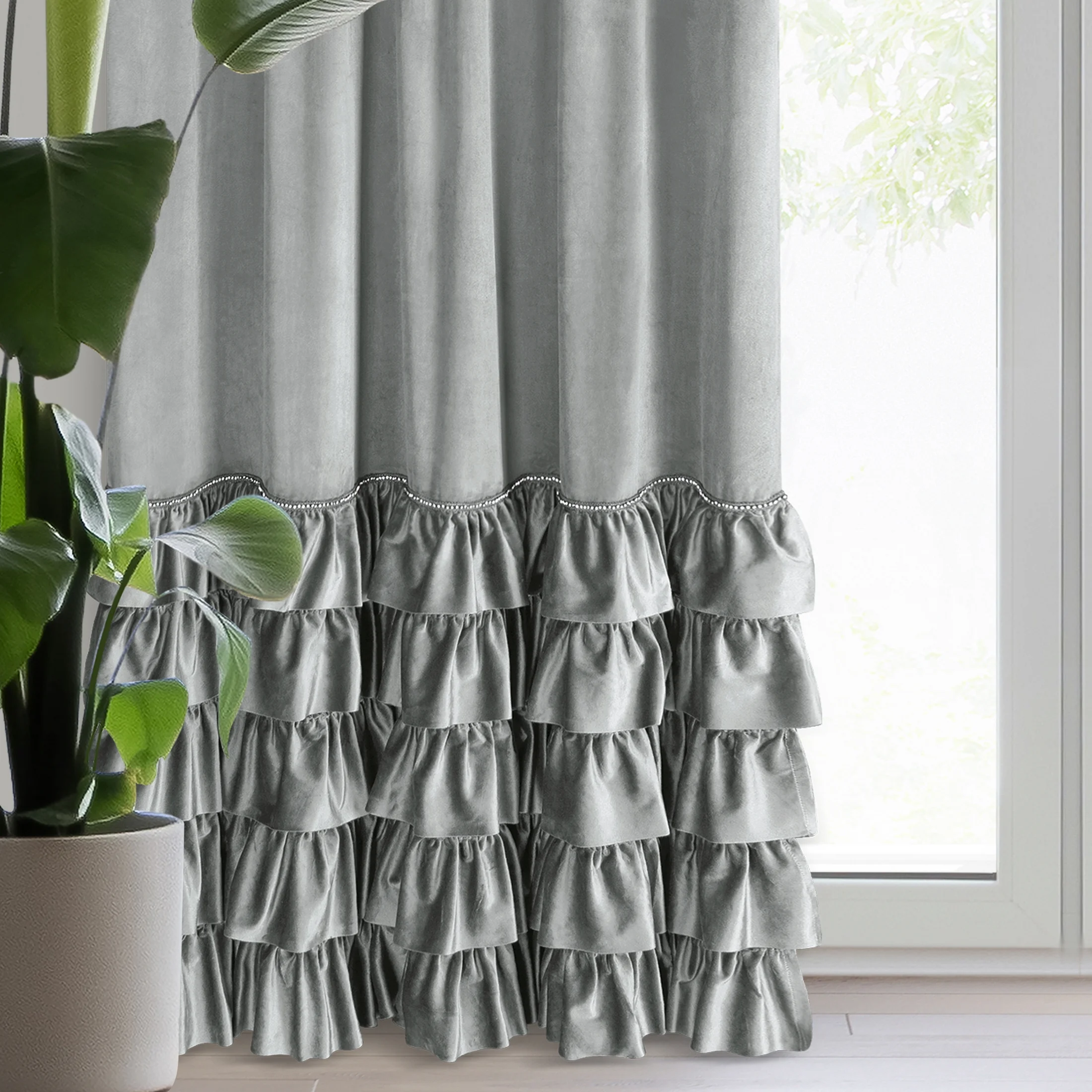 Zasłona welwetowa srebrna zdobiona falbanami i lśniącymi akcentami 140x250 cm taśma - CARLI | eurofirany