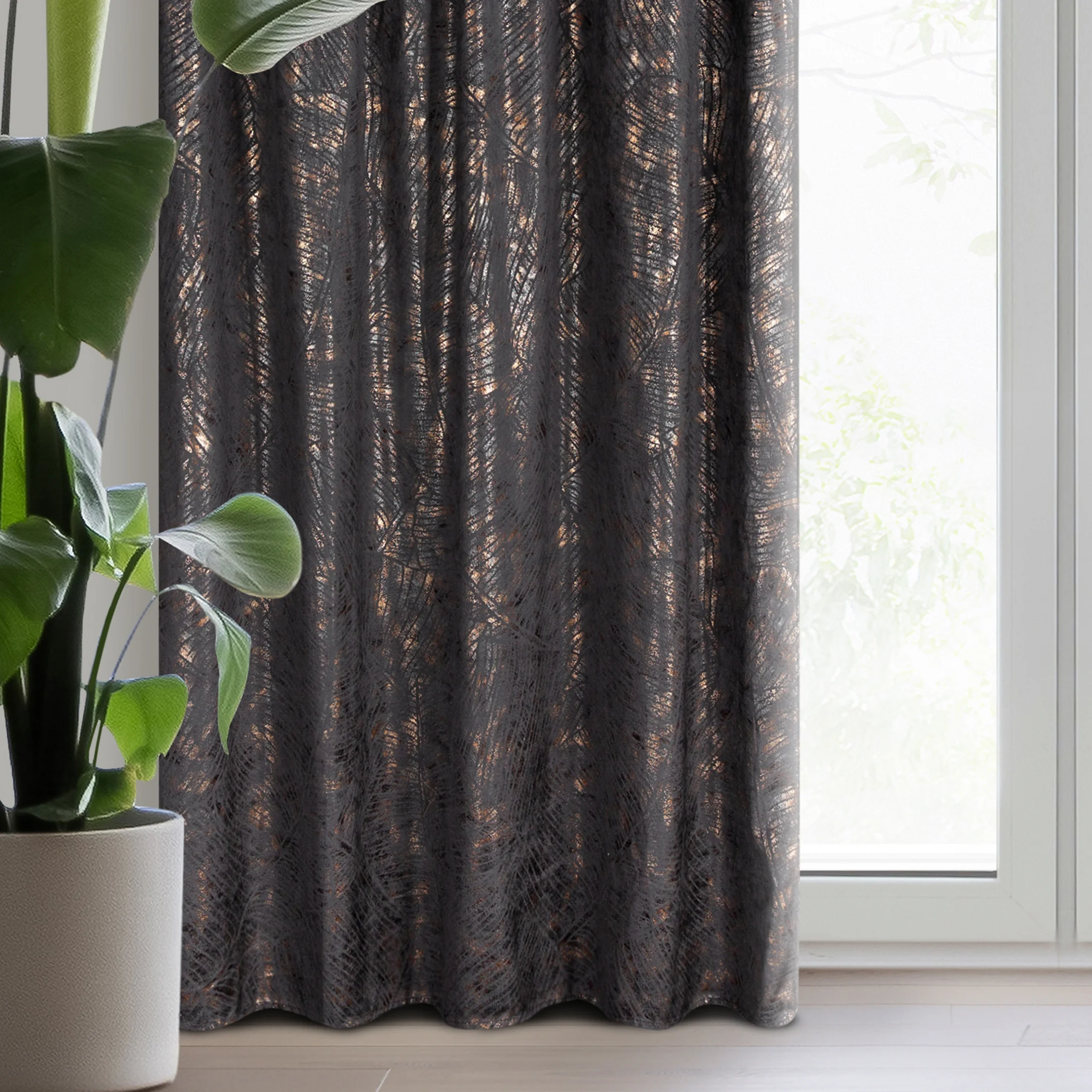 Zasłona czarno, szampańska ze wzorem liści bananowca z miękkiego welwetu 135x270 cm taśma - TULIA | eurofirany